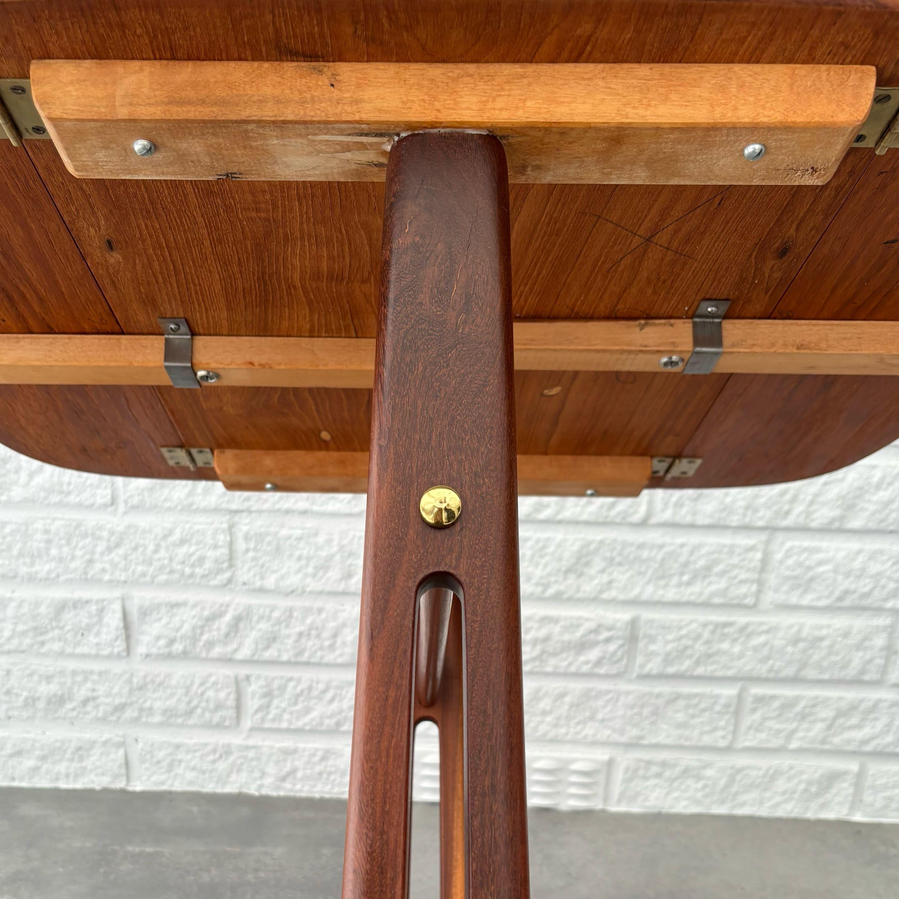 Table d'appoint scandinave du milieu du siècle, teck et laiton, Suède années 1950 en vente 4