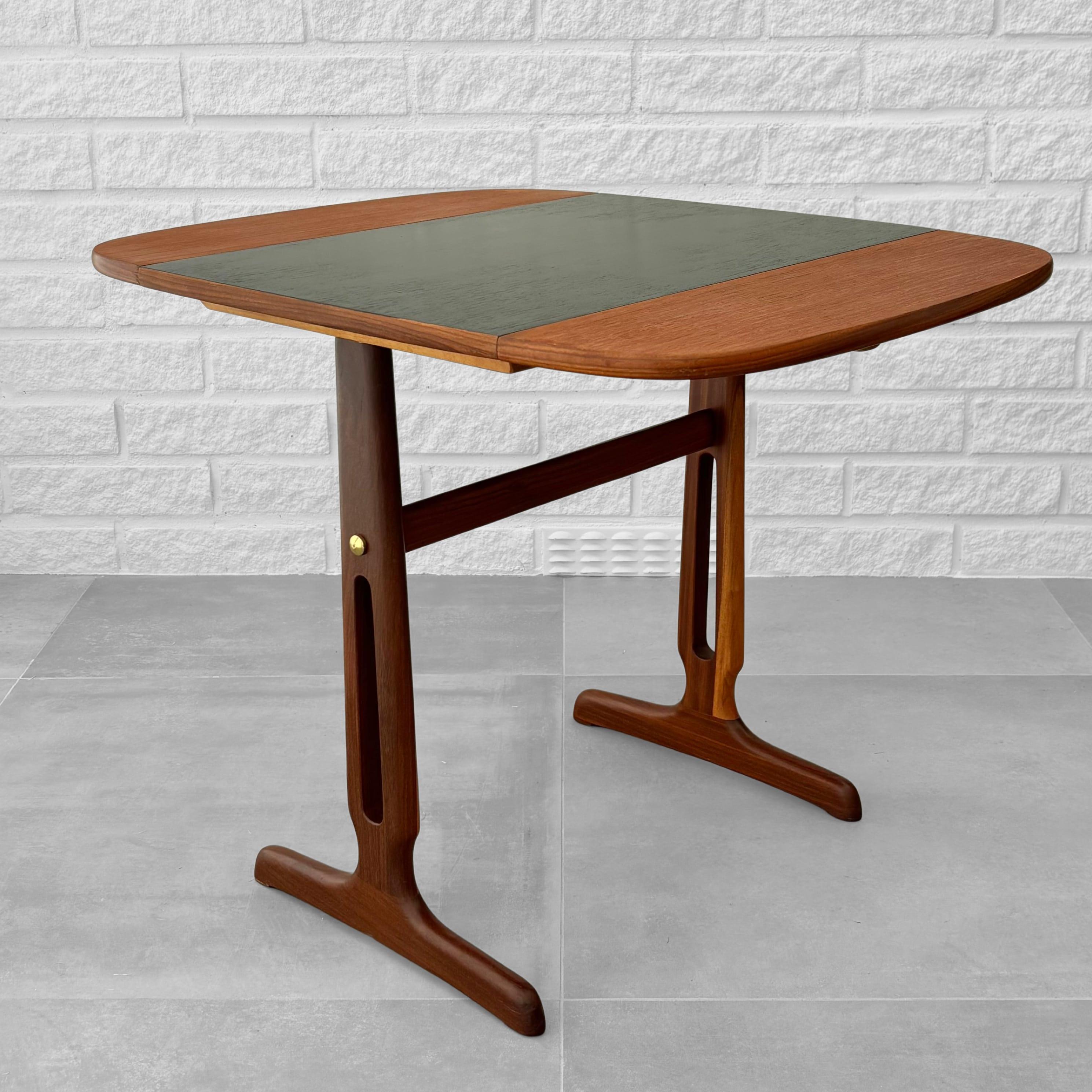 Scandinave moderne Table d'appoint scandinave du milieu du siècle, teck et laiton, Suède années 1950 en vente