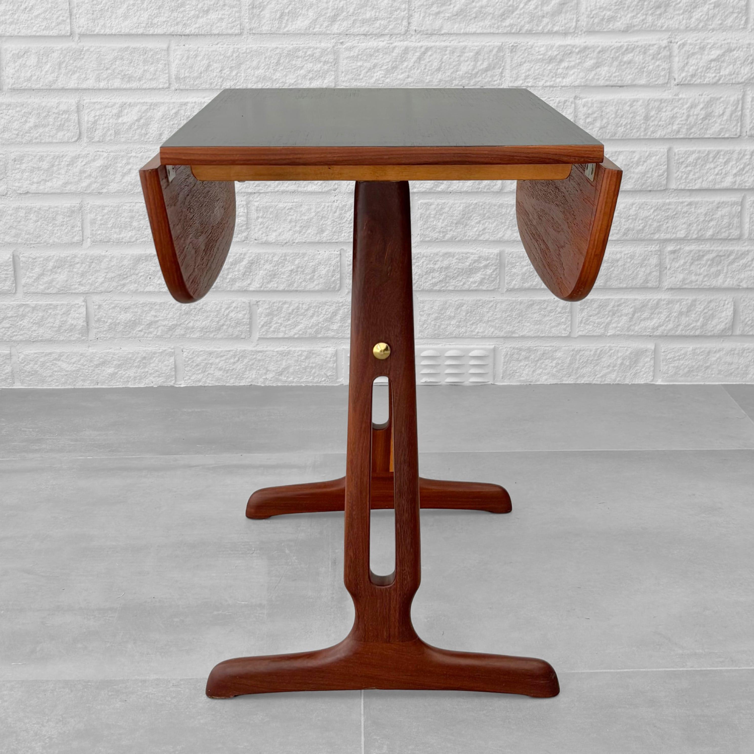 Suédois Table d'appoint scandinave du milieu du siècle, teck et laiton, Suède années 1950 en vente
