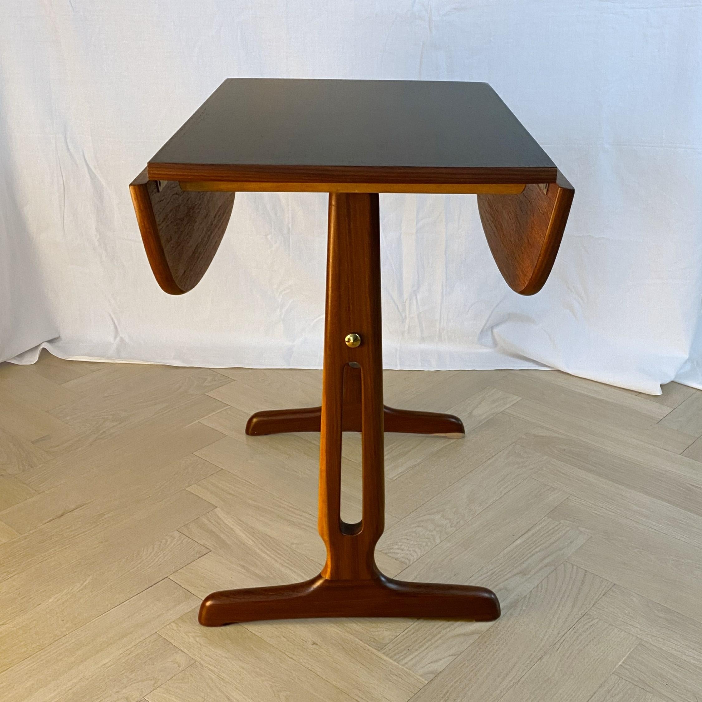 Mid-century Scandinavian drop-leaf side table, teak and brass, Sweden 1950s In Good Condition For Sale In Forserum, SE
