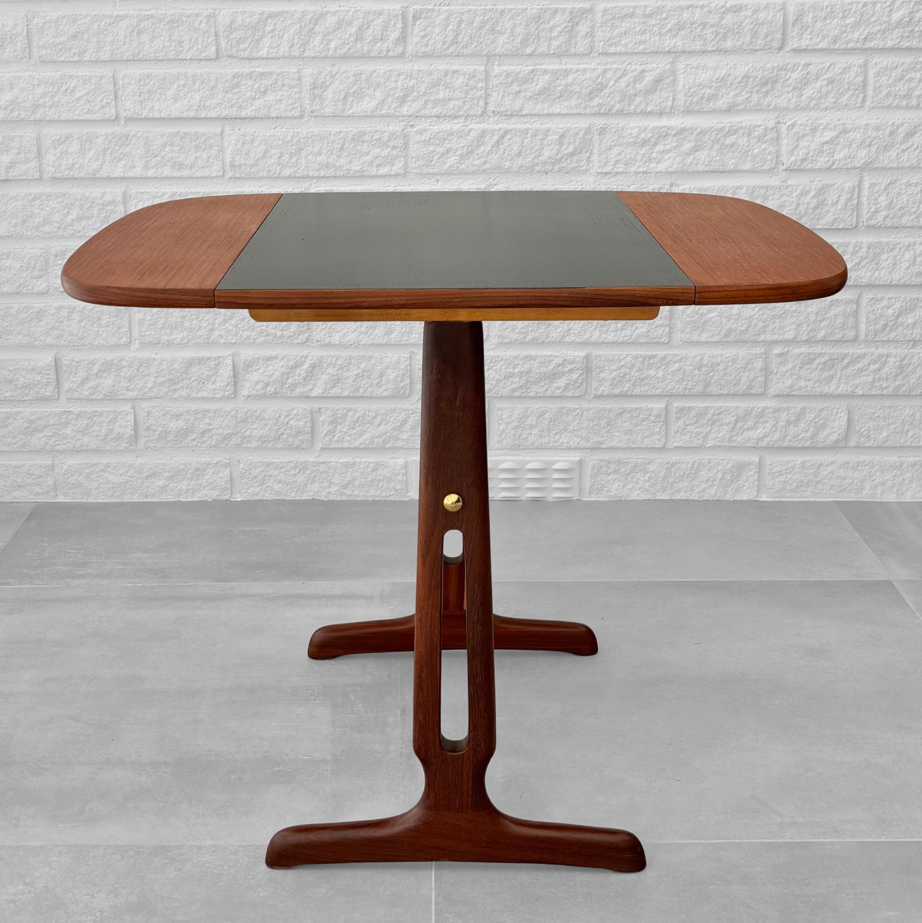 Table d'appoint scandinave du milieu du siècle, teck et laiton, Suède années 1950 Bon état - En vente à Forserum, SE
