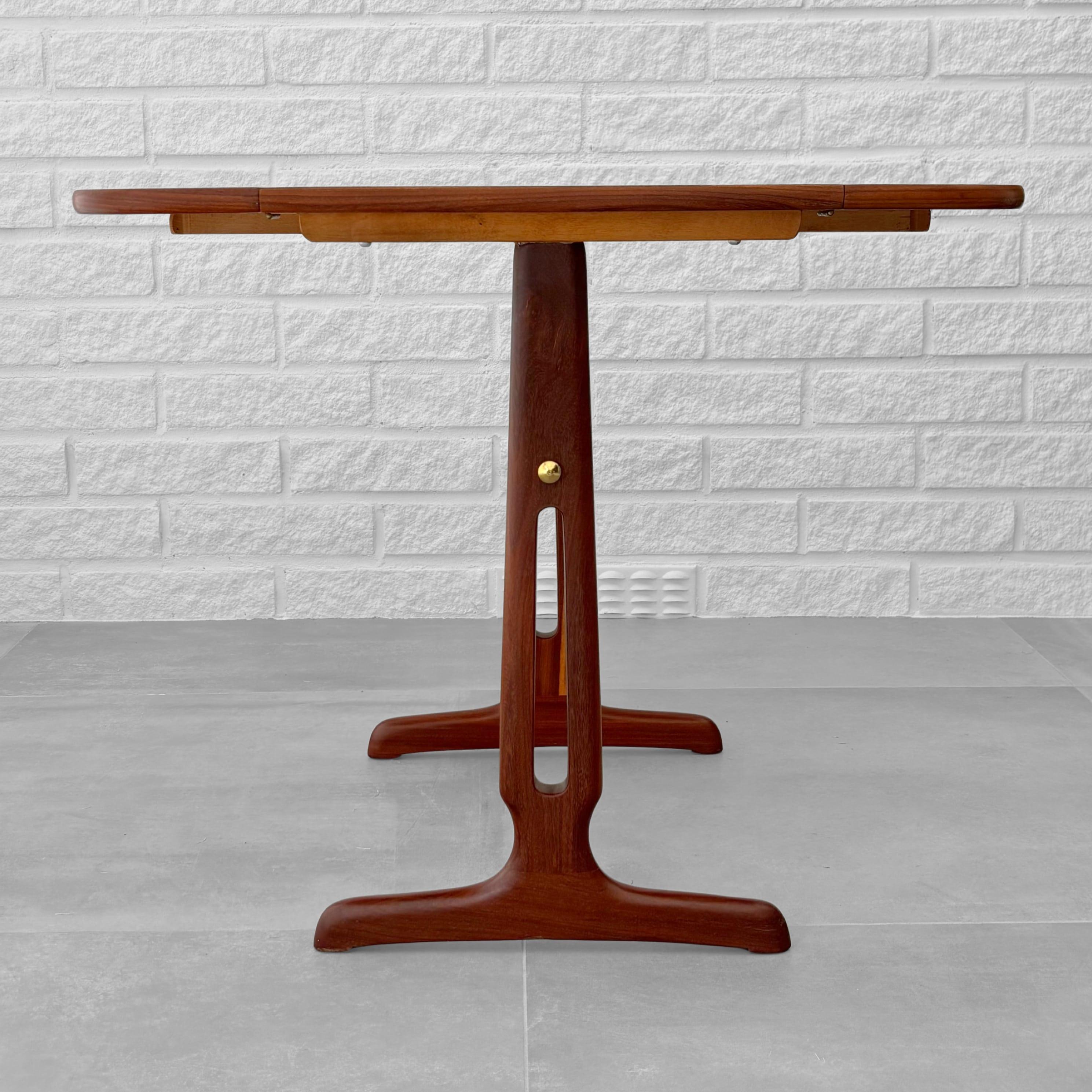 Milieu du XXe siècle Table d'appoint scandinave du milieu du siècle, teck et laiton, Suède années 1950 en vente