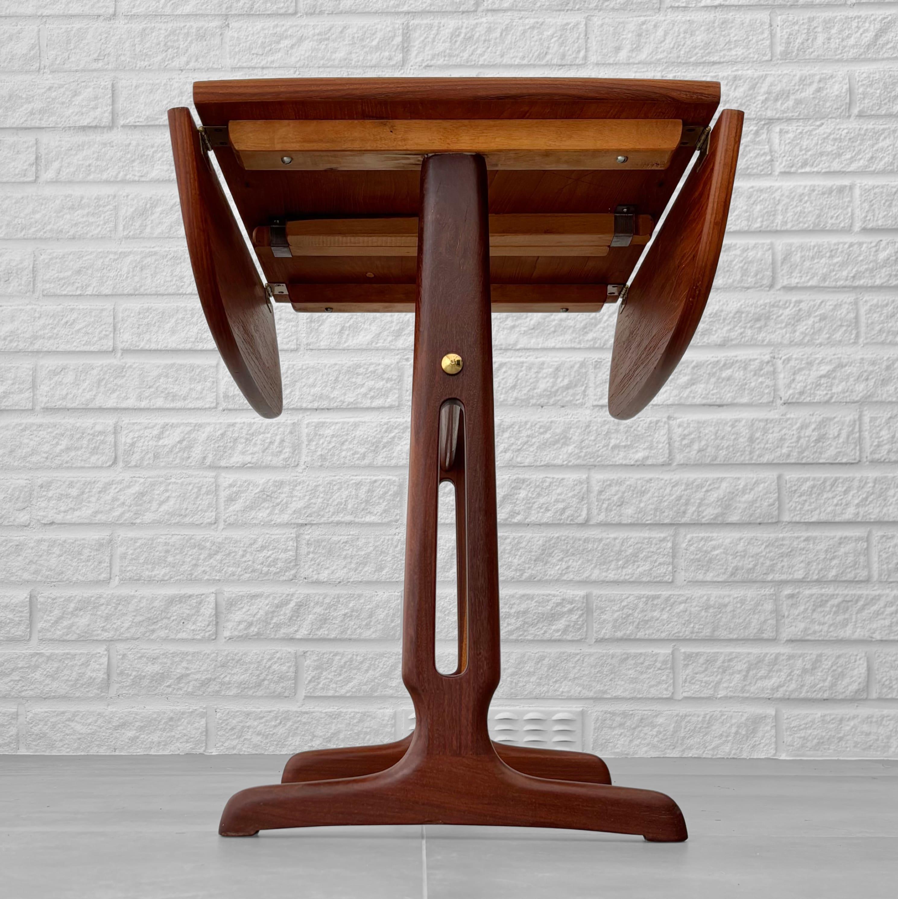 Laiton Table d'appoint scandinave du milieu du siècle, teck et laiton, Suède années 1950 en vente