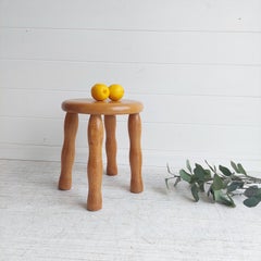 Tabouret bas de traite en orme à bobine ondulée de style scandinave du milieu du siècle dernier,  60s 70s