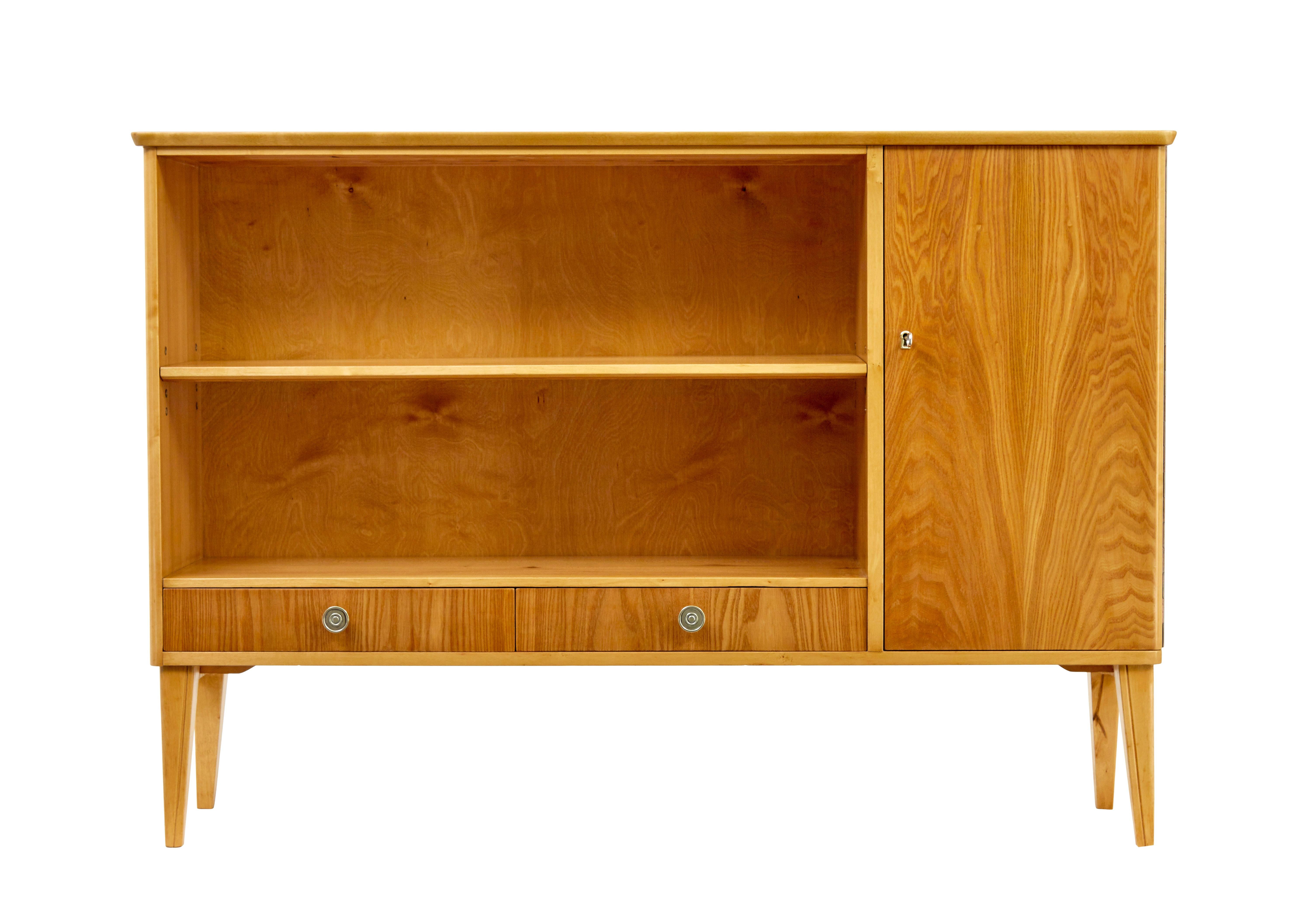 Skandinavischer, niedriger, offener Bücherschrank aus Ulme aus der Mitte des Jahrhunderts, ca. 1950.

Hochwertiges, niedriges, offenes Bücherregal mit kleineren Proportionen, das in unserer Werkstatt komplett überarbeitet wurde.

Abgestimmte