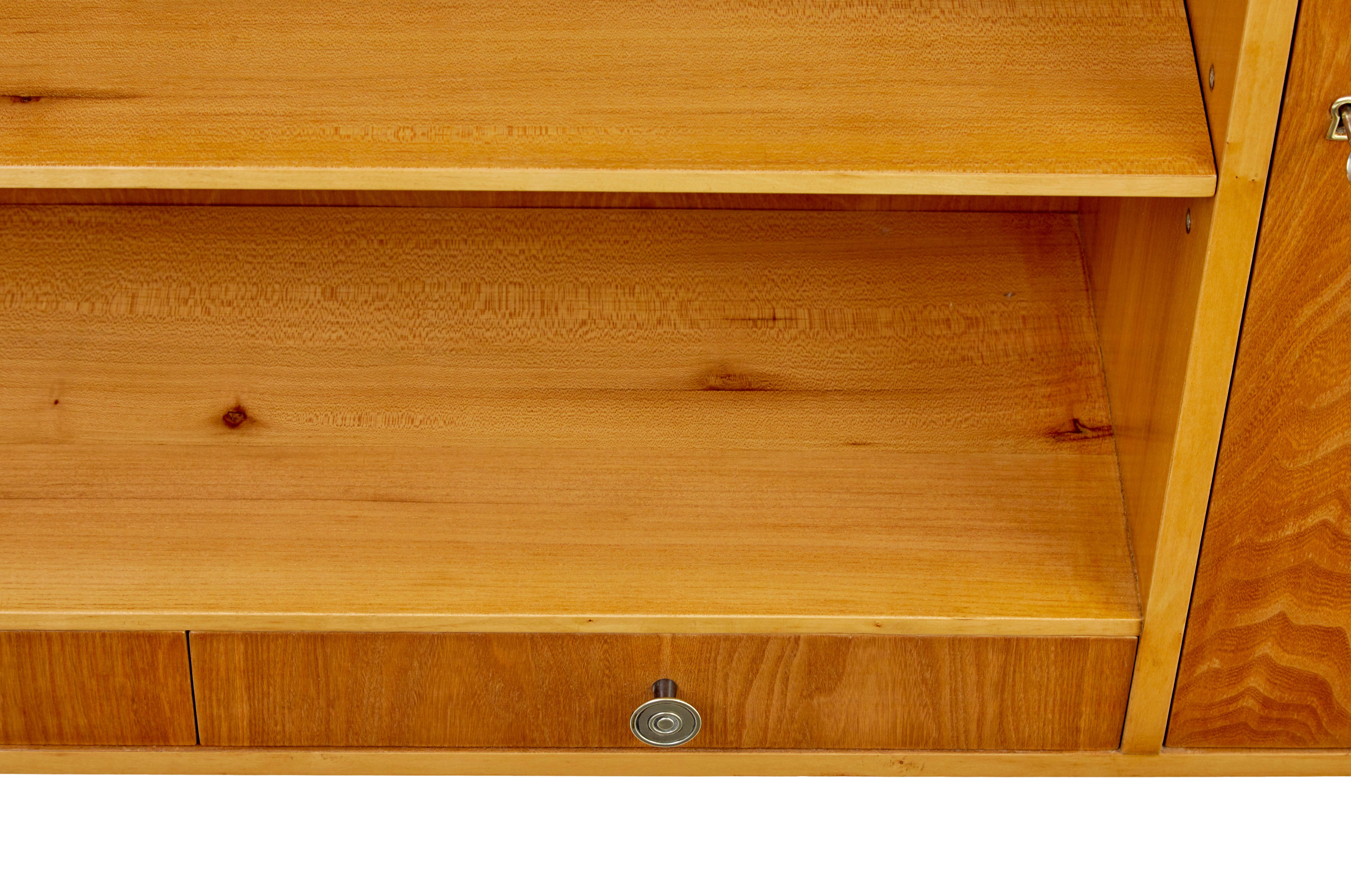 Skandinavischer Ulmenschrank aus der Mitte des Jahrhunderts, niedrig und offen im Angebot 1