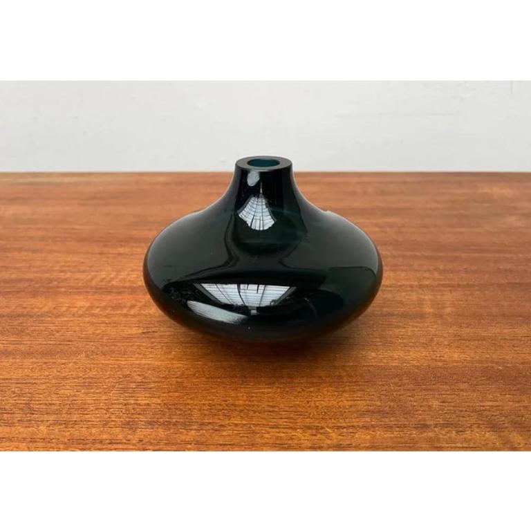 Vaso in vetro scandinavo di metà secolo, anni '60, in ottime condizioni. Progettato dal 1960 al 1969.

Informazioni aggiuntive:
Materiali: Vetro
Stile: Medioevo Moderno
Colore: blu
Tipo di articolo: Vintage, Antico o Pre-owned
Dimensioni: 6,3ʺW ×