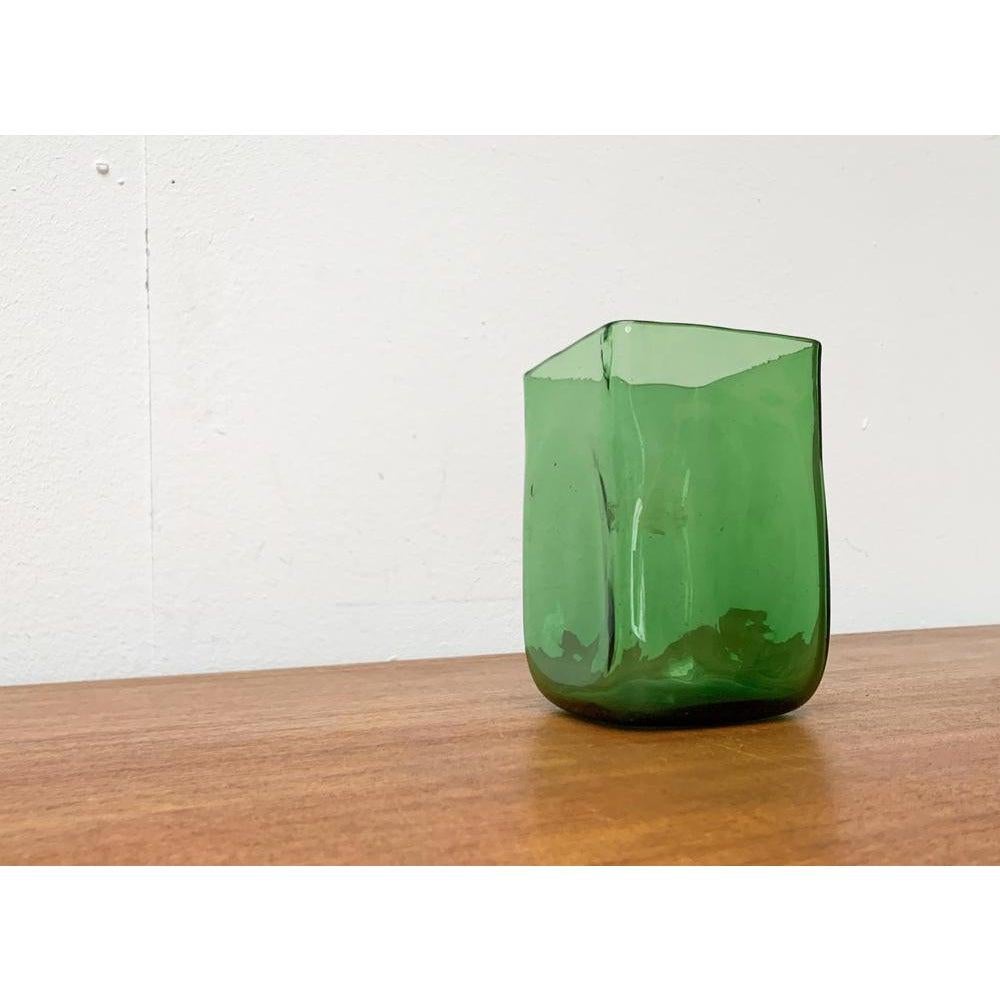 Vaso in vetro scandinavo di metà secolo, anni '60, in ottime condizioni. Progettato dal 1960 al 1969.

Informazioni aggiuntive:
Materiali: Vetro
Colore: verde
Stili: Medioevo Moderno
Tipo di articolo: Vintage, Antico o Pre-owned
Dimensioni: 3,94ʺW ×
