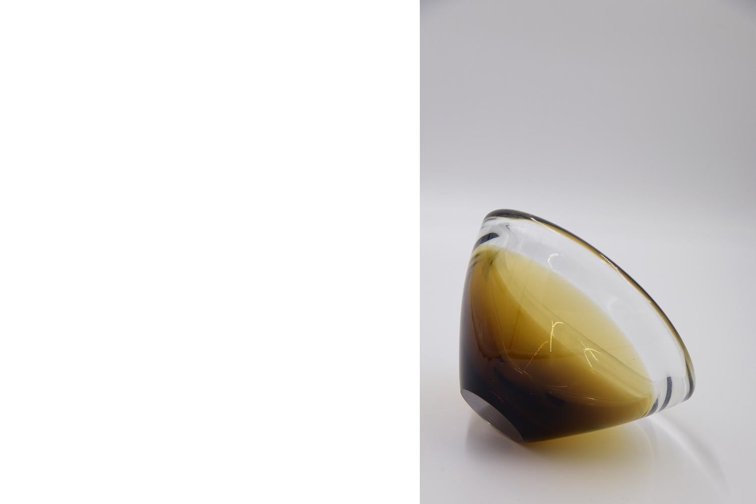 Skandinavische Sommerso-Glasschale in Gold und Braun, Mid-Century Modern, 1950er Jahre im Zustand „Gut“ im Angebot in Warszawa, Mazowieckie