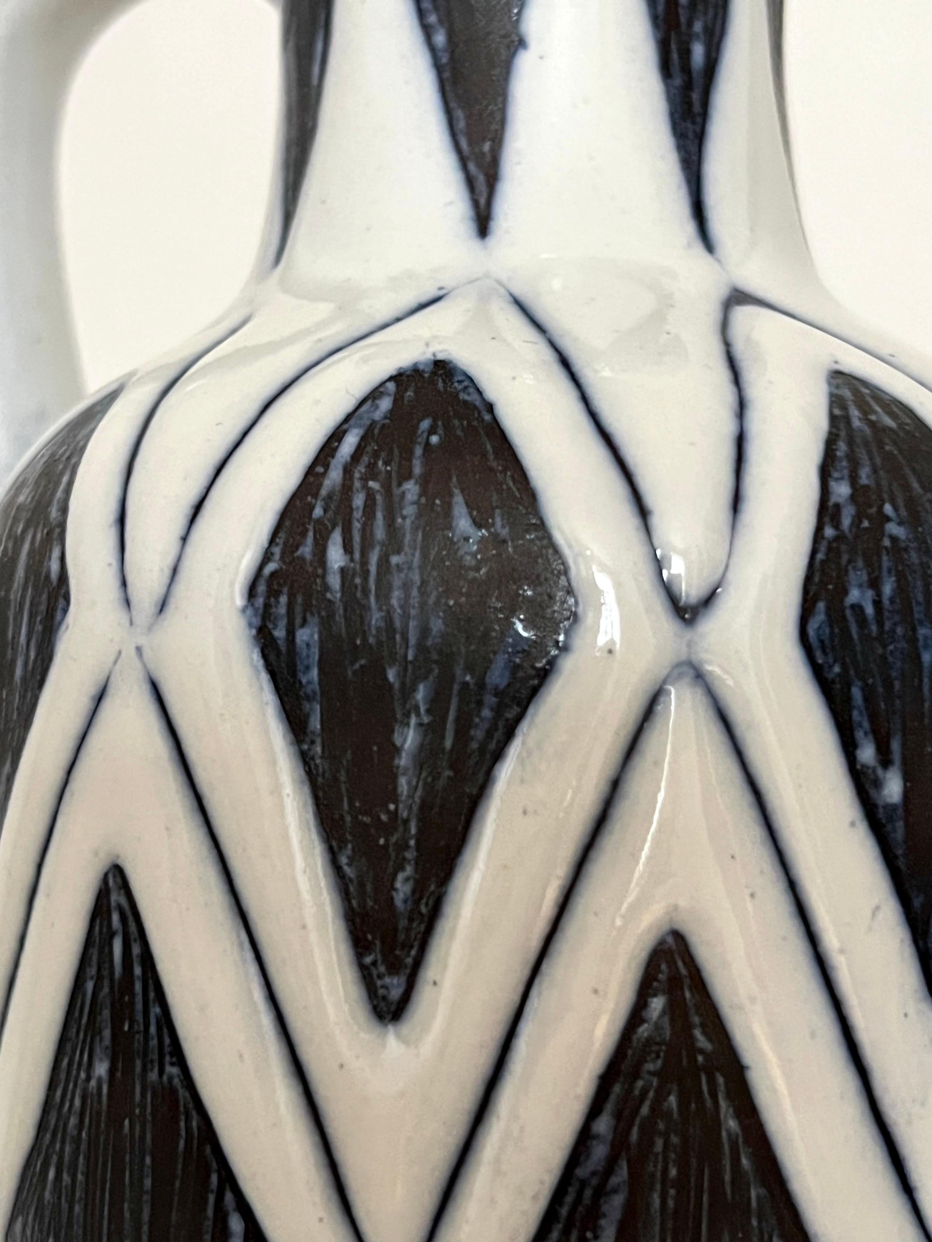 Brocca in ceramica con motivo grafico scandinavo di metà secolo, anni '50 in vendita 2