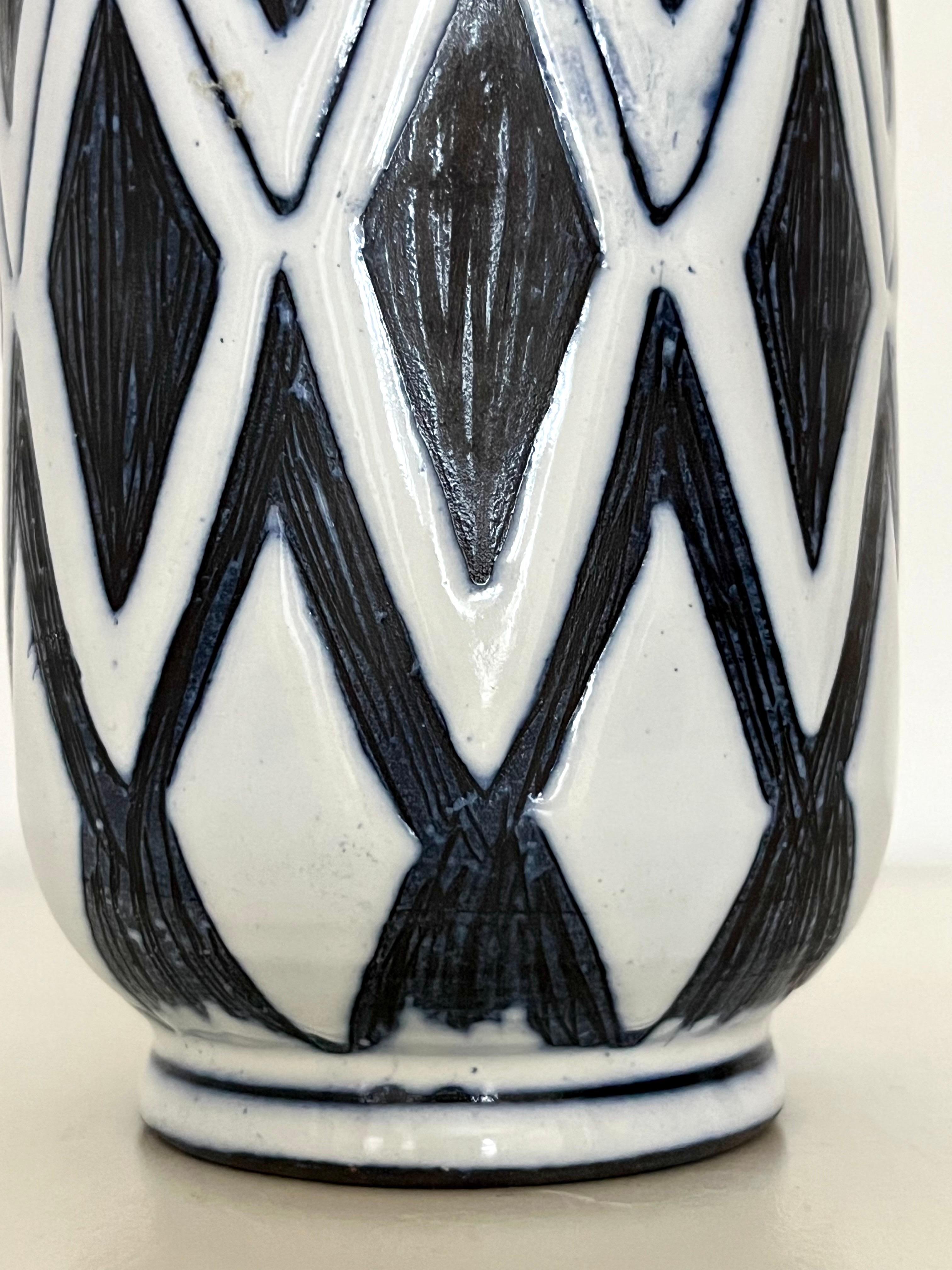 Brocca in ceramica con motivo grafico scandinavo di metà secolo, anni '50 in vendita 3