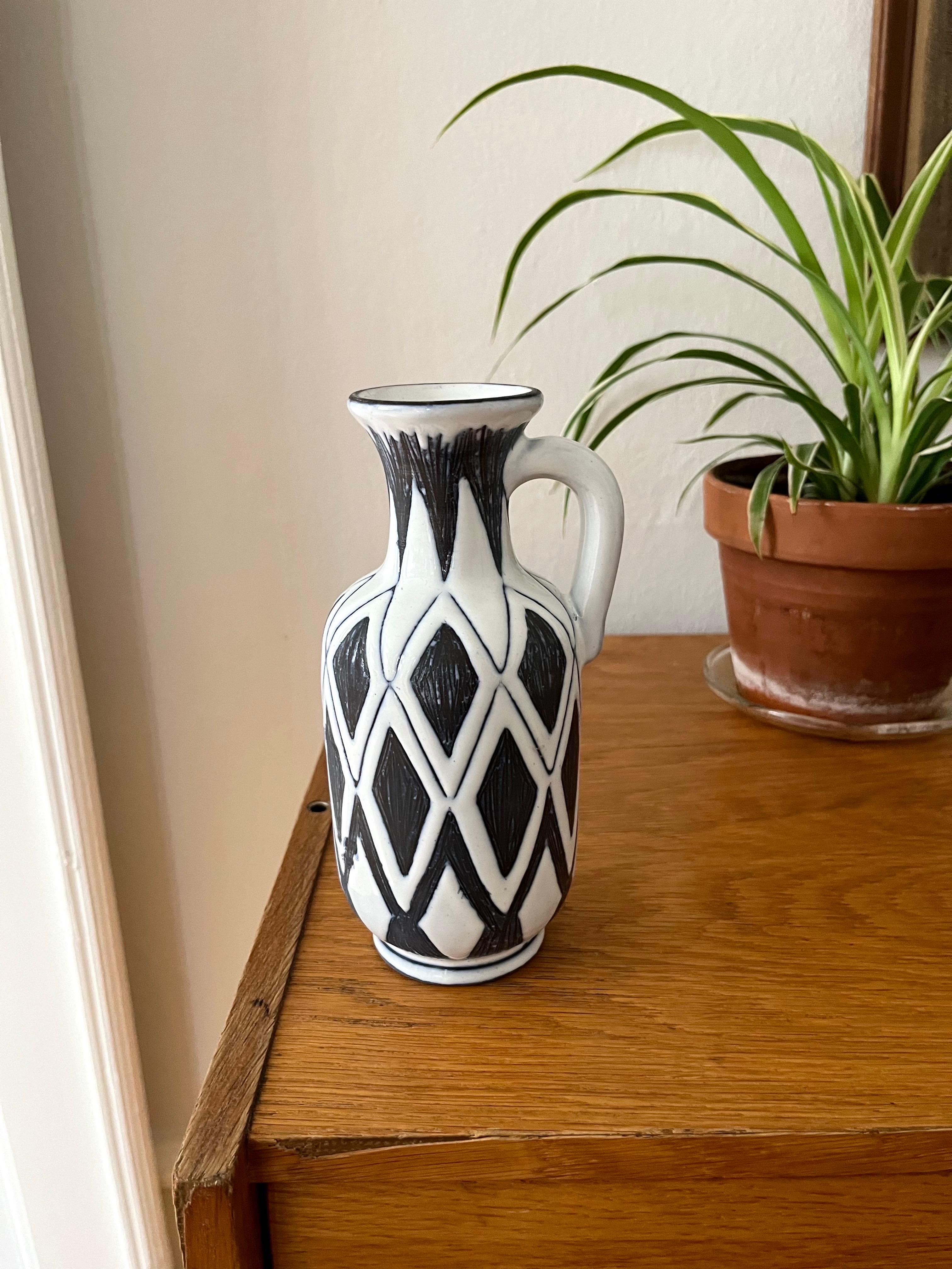 Mid-Century moderno Brocca in ceramica con motivo grafico scandinavo di metà secolo, anni '50 in vendita