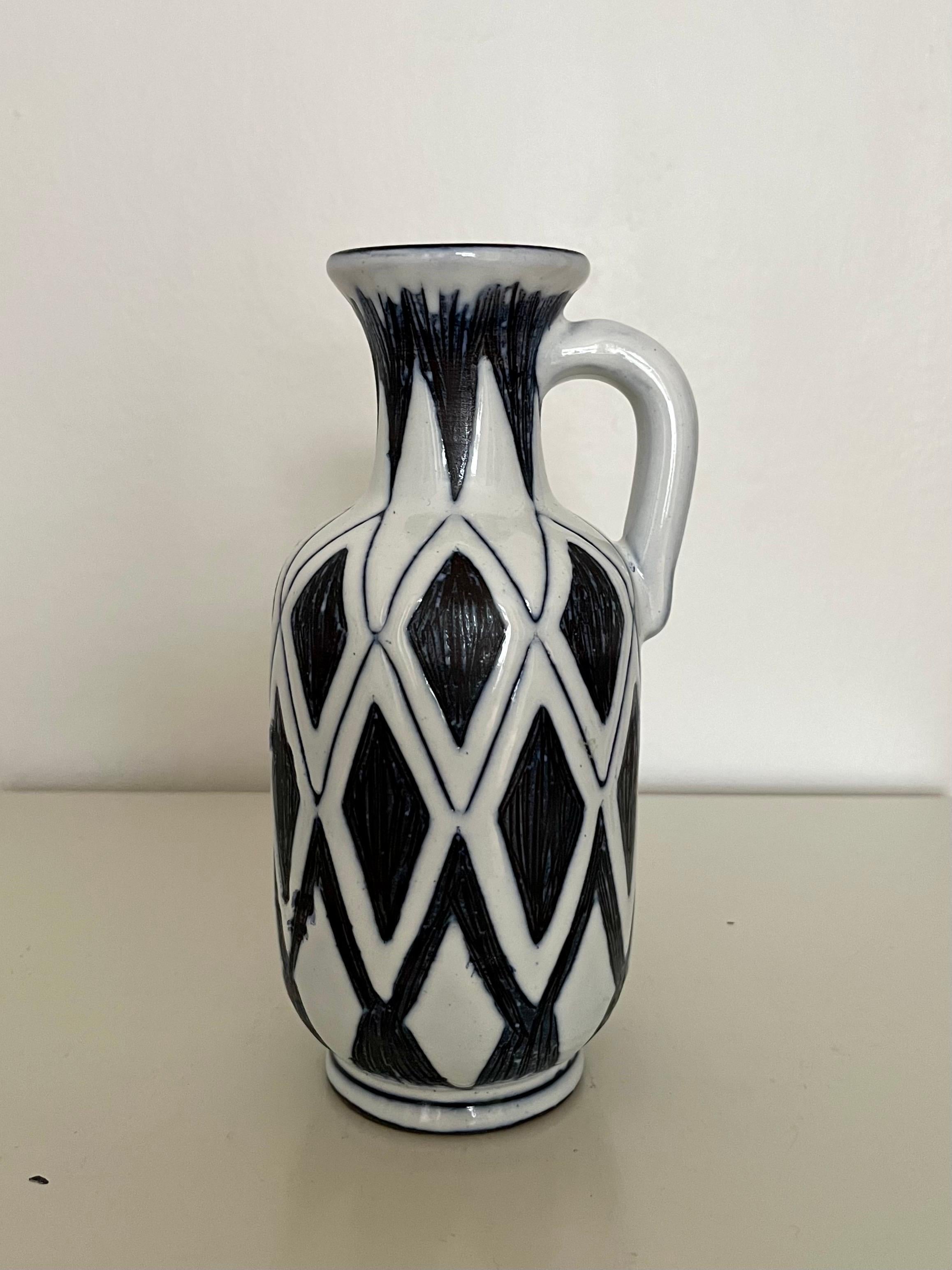 Scandinavo Brocca in ceramica con motivo grafico scandinavo di metà secolo, anni '50 in vendita