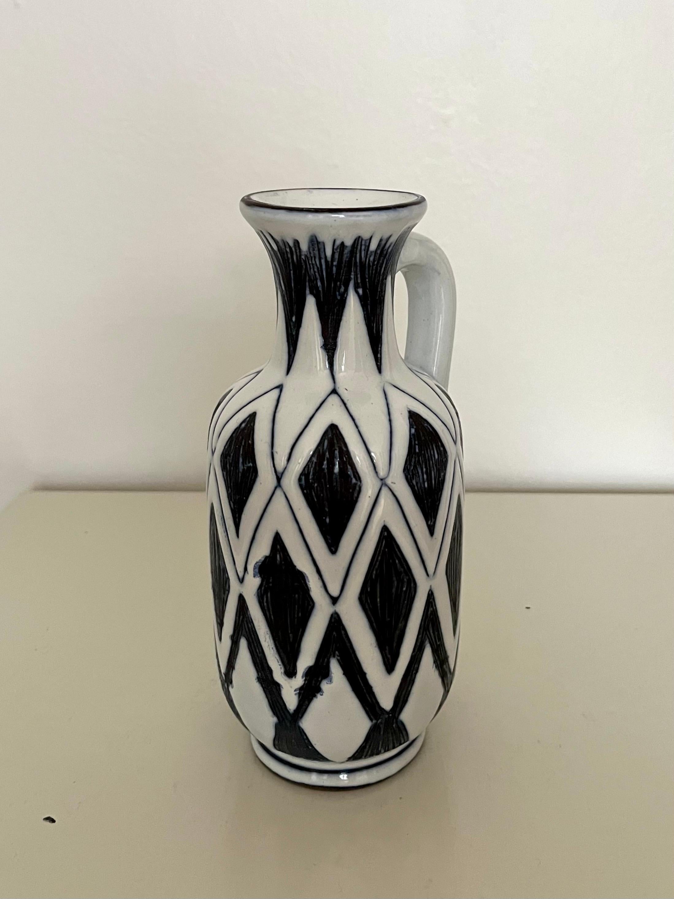 Fatto a mano Brocca in ceramica con motivo grafico scandinavo di metà secolo, anni '50 in vendita