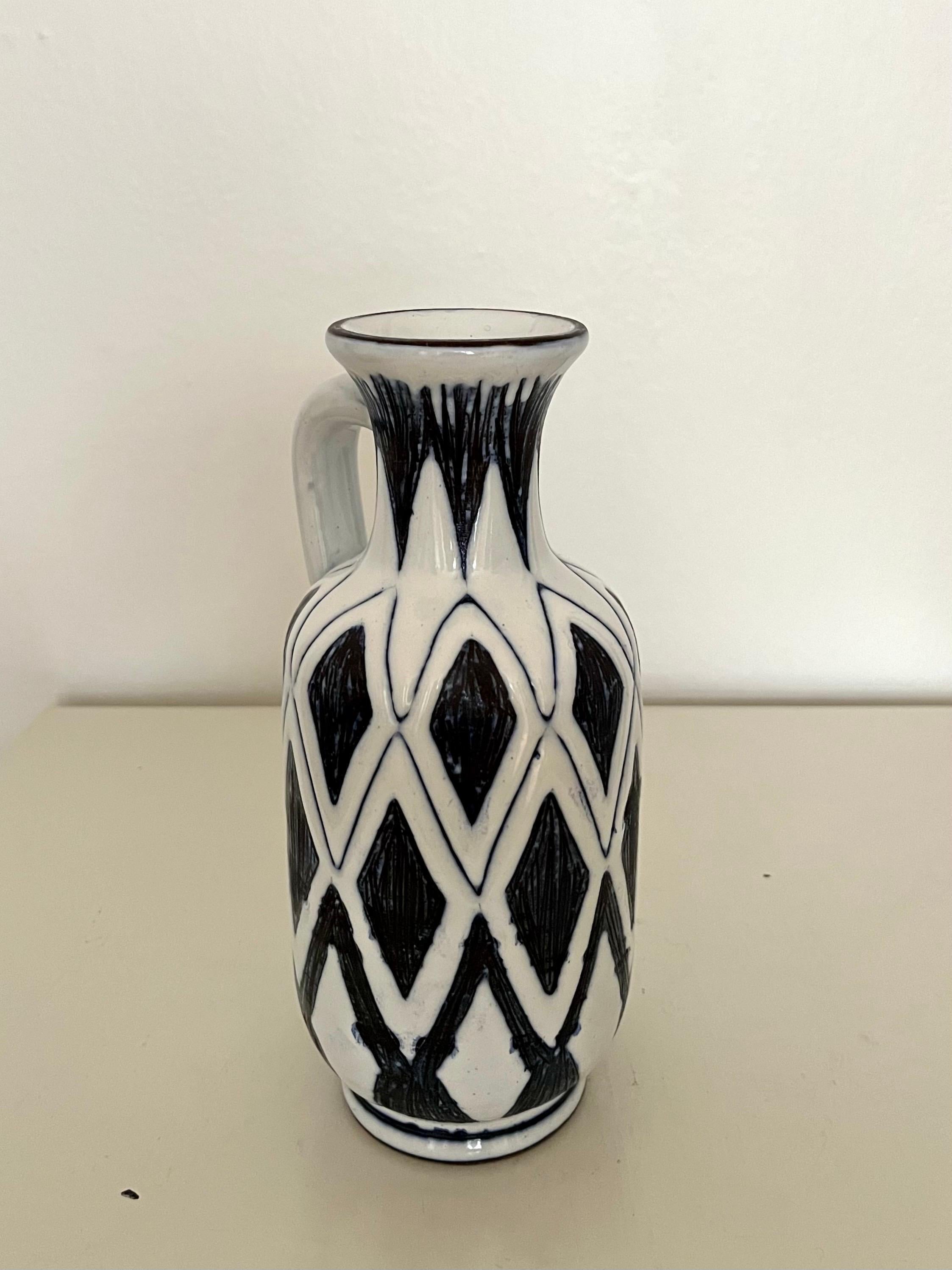 Brocca in ceramica con motivo grafico scandinavo di metà secolo, anni '50 In condizioni buone in vendita a Frederiksberg C, DK