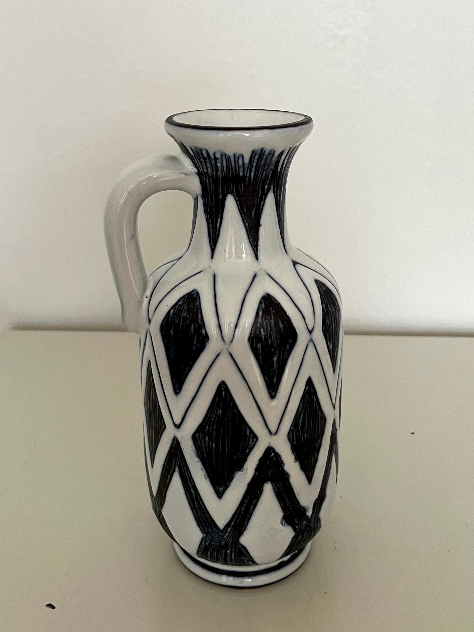 XX secolo Brocca in ceramica con motivo grafico scandinavo di metà secolo, anni '50 in vendita