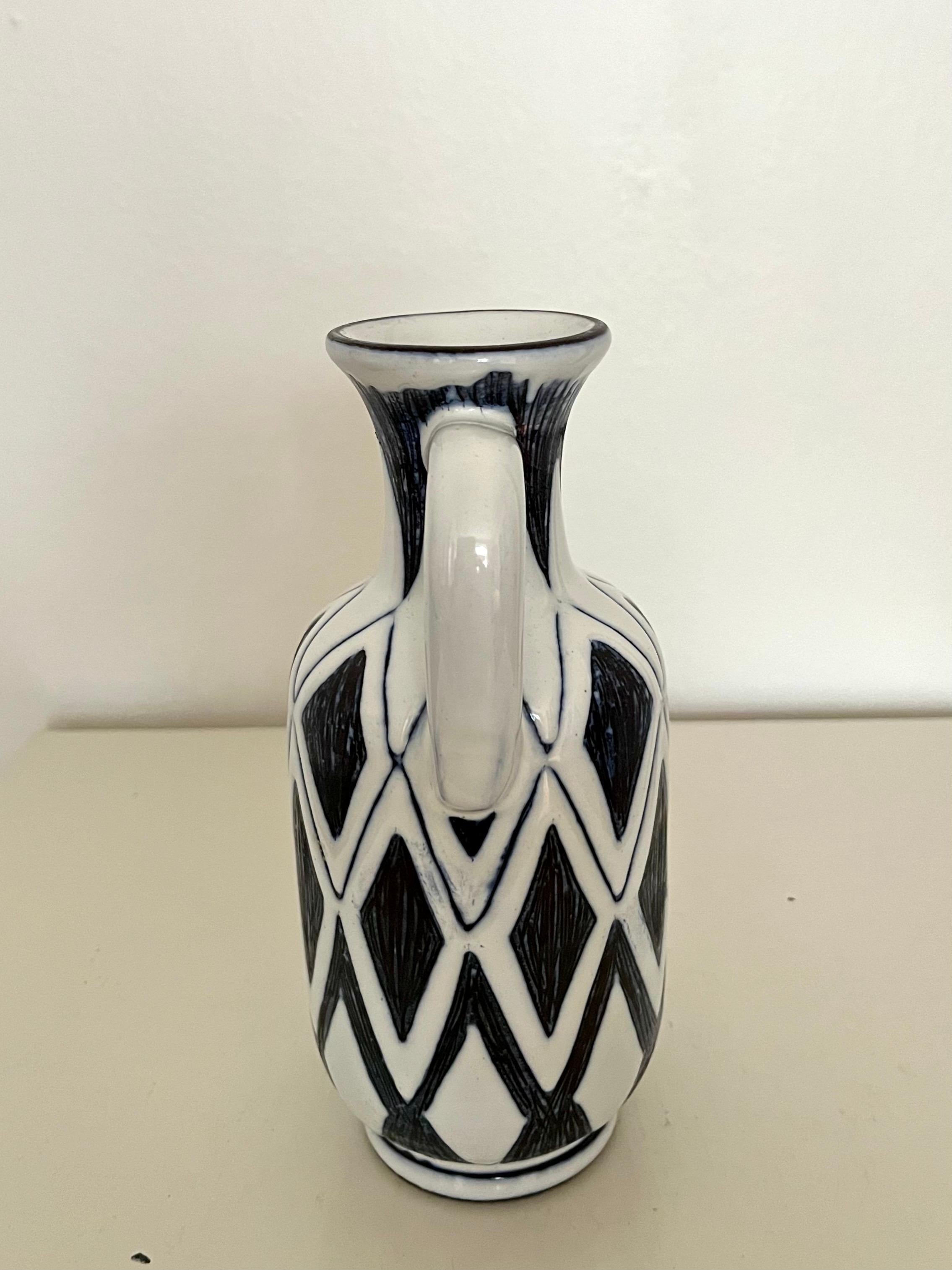 Brocca in ceramica con motivo grafico scandinavo di metà secolo, anni '50 in vendita 1