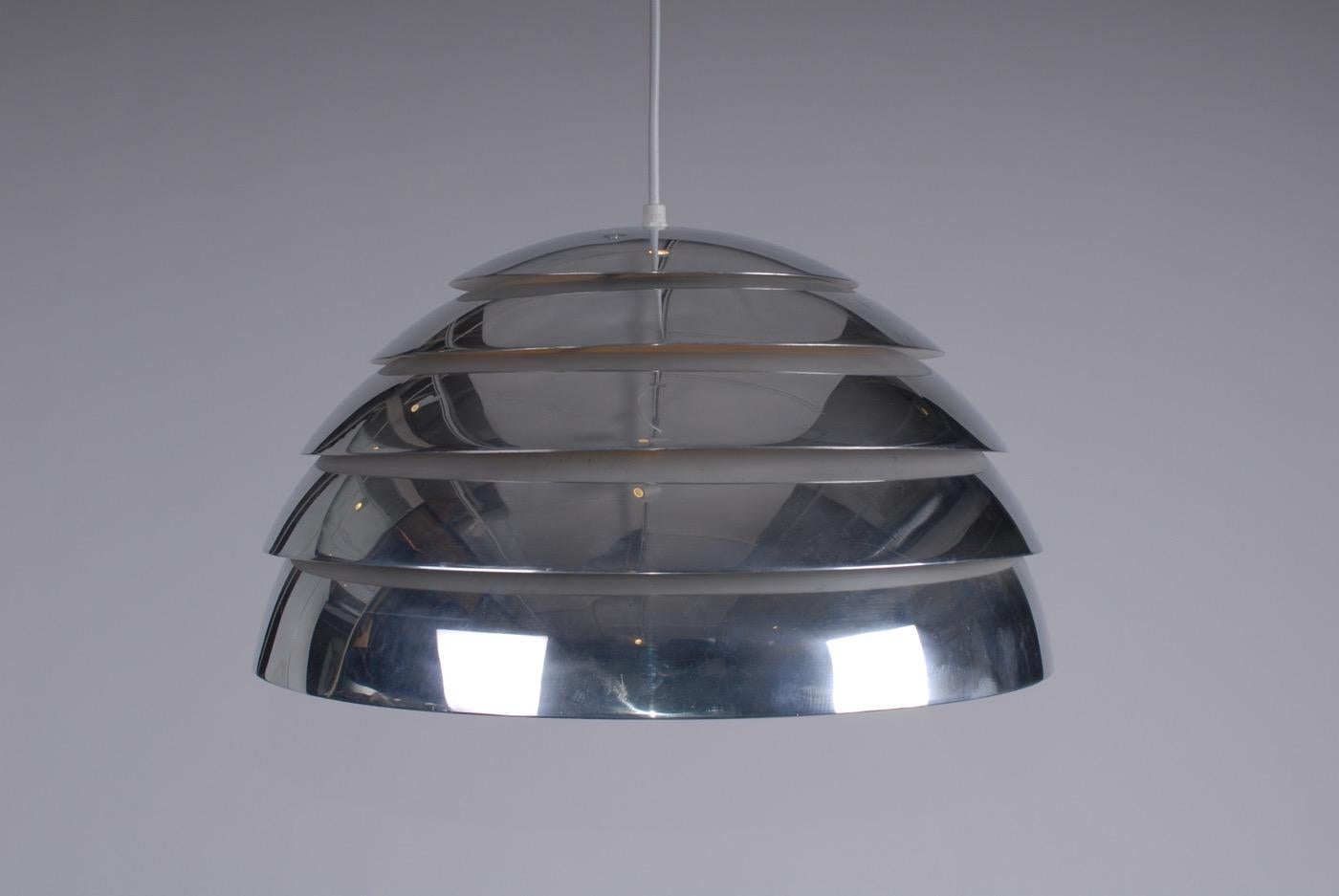 Midcentury Scandinavian Hans-Agne Jakobsson Swedish ceiling silver lamp 1960s. Manufactured by Markaryd Sweden.
Consecutive rows of polished aluminium rings, blue reflector inside.
Newly wired.