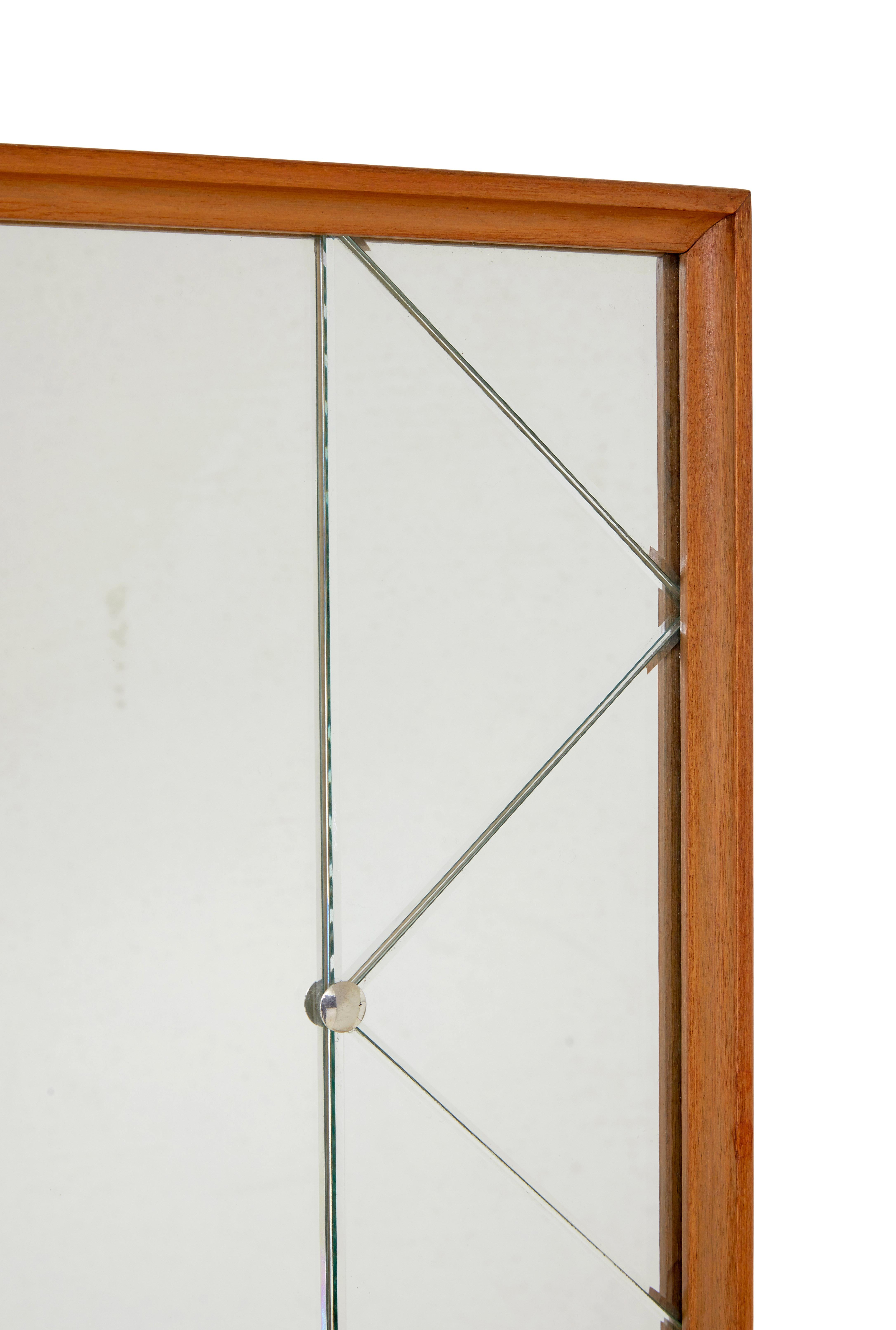 Specchio arlecchino scandinavo del 1950 circa di kristall nässjö.

Specchio di alta qualità di kristall nässjö completo di etichetta originale.  Conosciuti come specchi arlecchino per via dei bordi segmentati a taglio triangolare.

Bordo triangolare