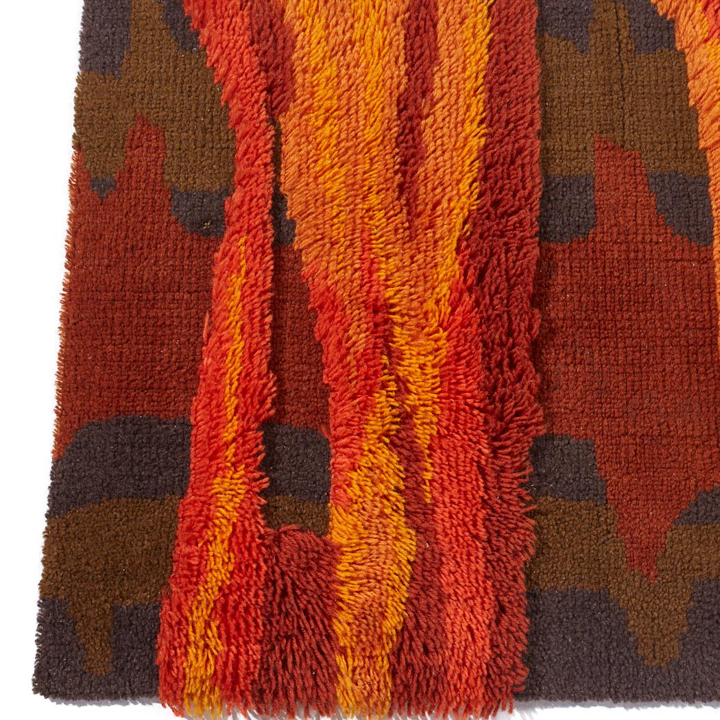 Scandinavo Tappeto scandinavo di metà secolo a pelo alto rosso e arancione Rya in vendita