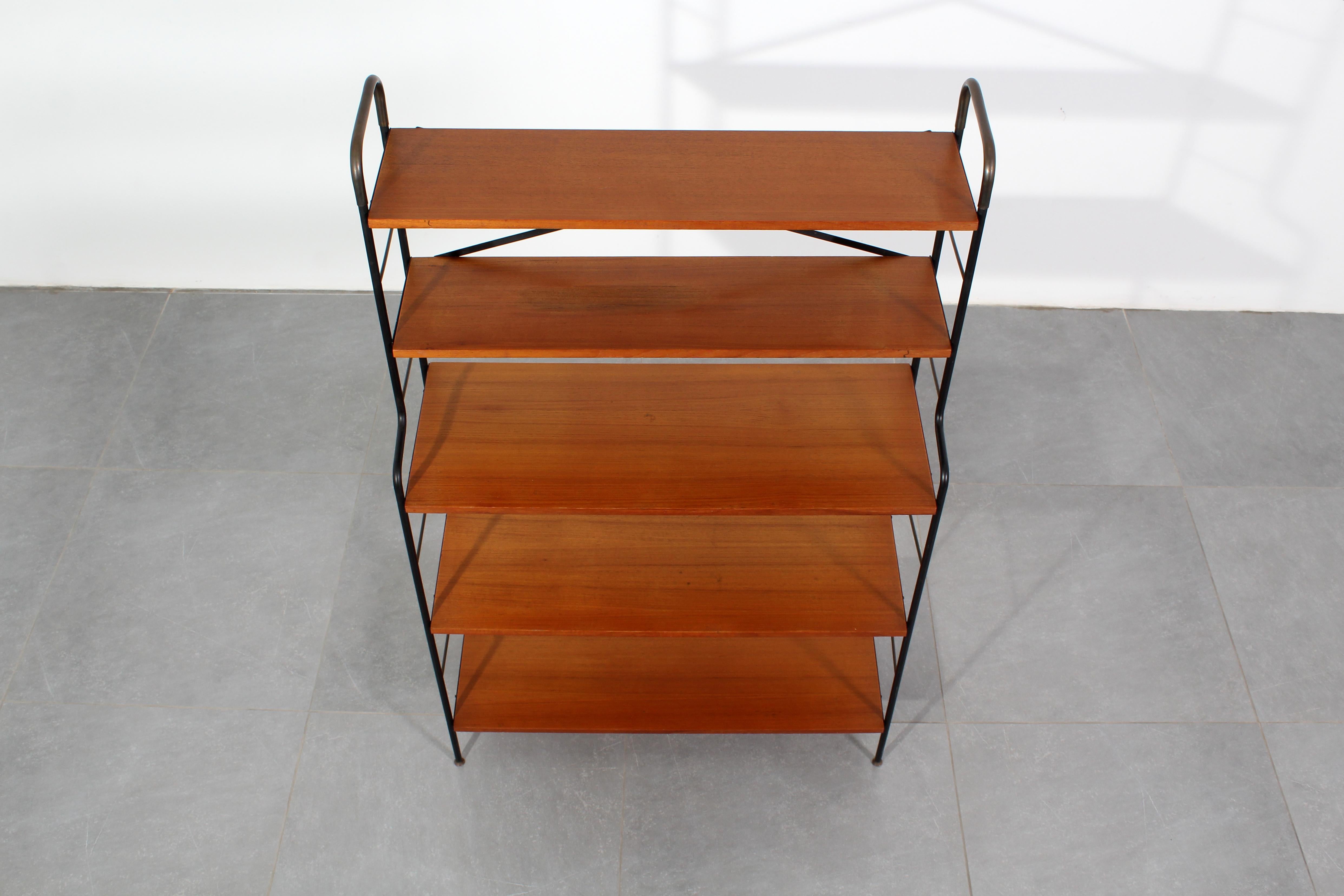 Libreria scandinava di metà secolo in ferro e teak, anni '60 in vendita 3