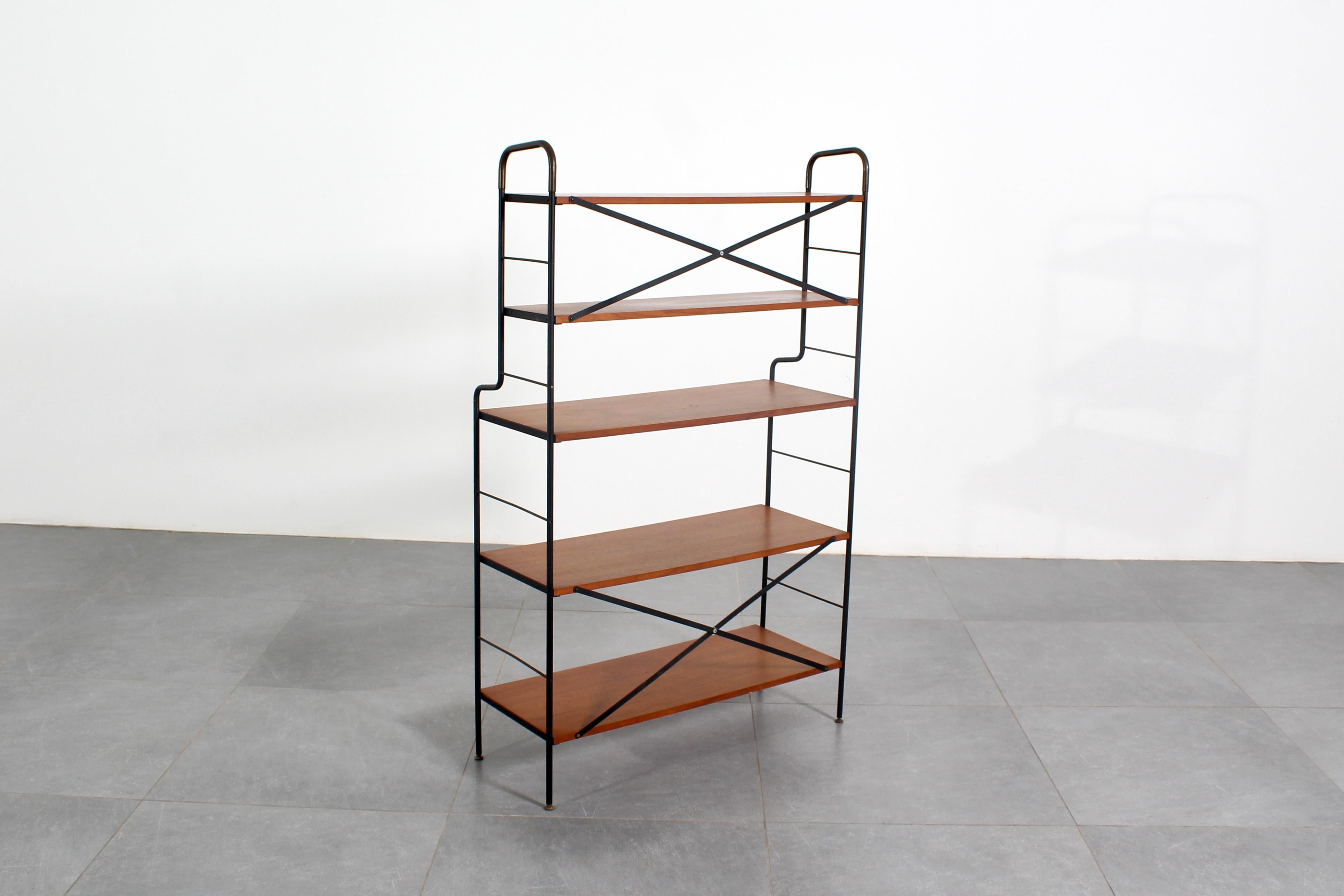 Libreria scandinava di metà secolo in ferro e teak, anni '60 in vendita 4