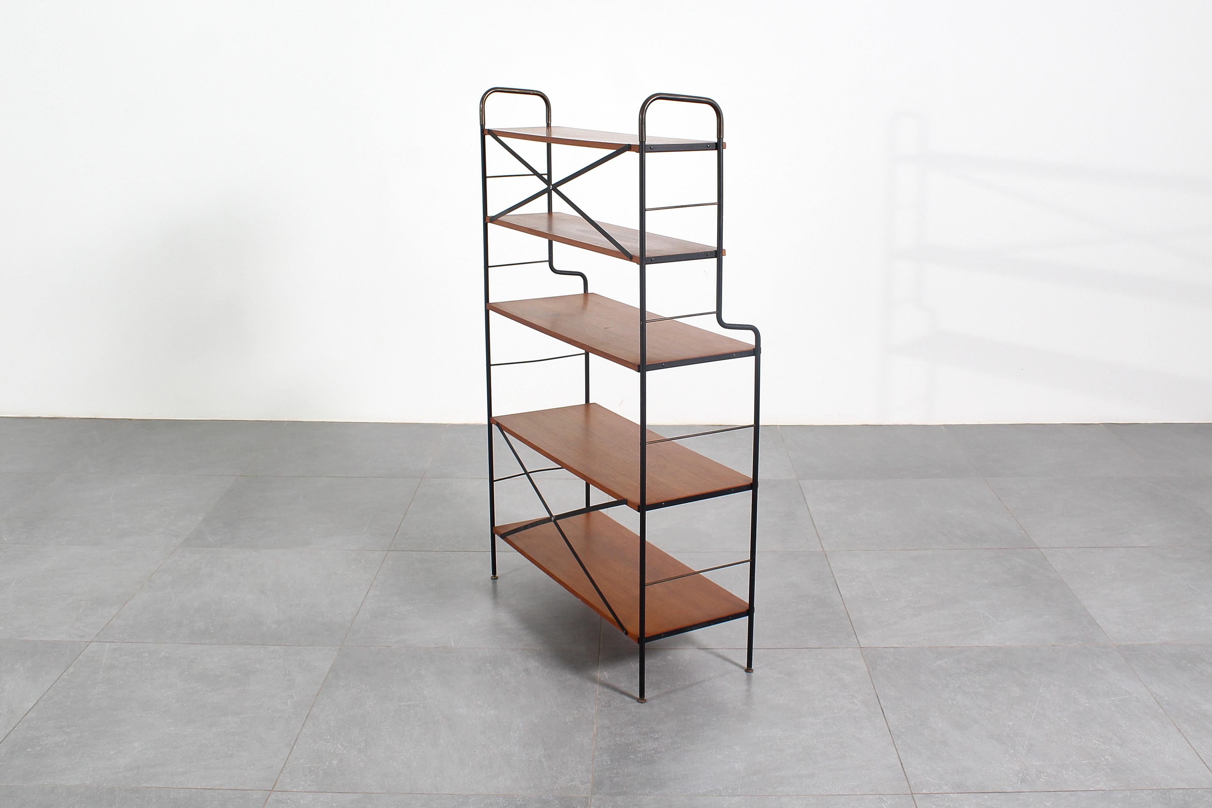 Libreria scandinava di metà secolo in ferro e teak, anni '60 in vendita 5