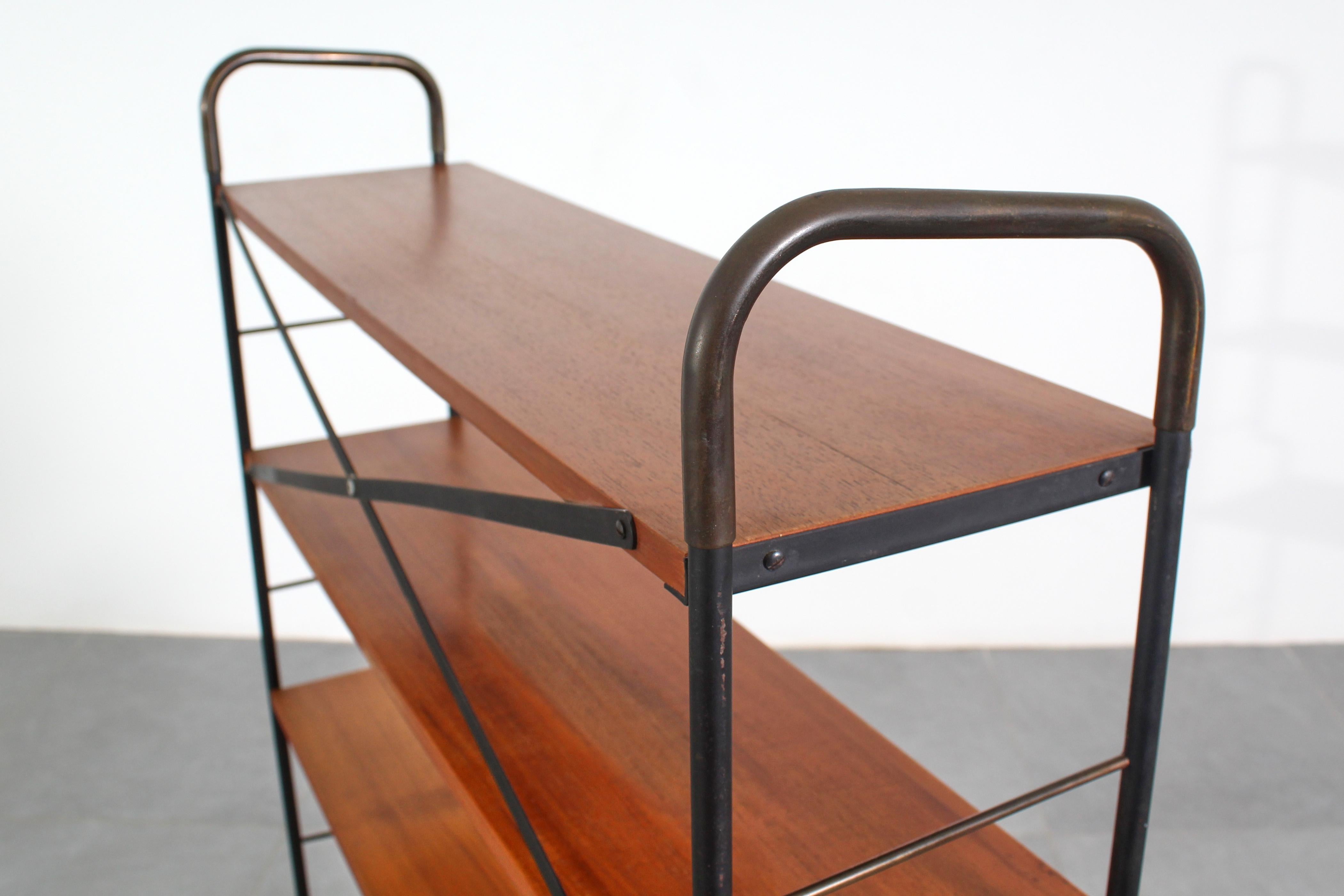 Libreria scandinava di metà secolo in ferro e teak, anni '60 in vendita 8