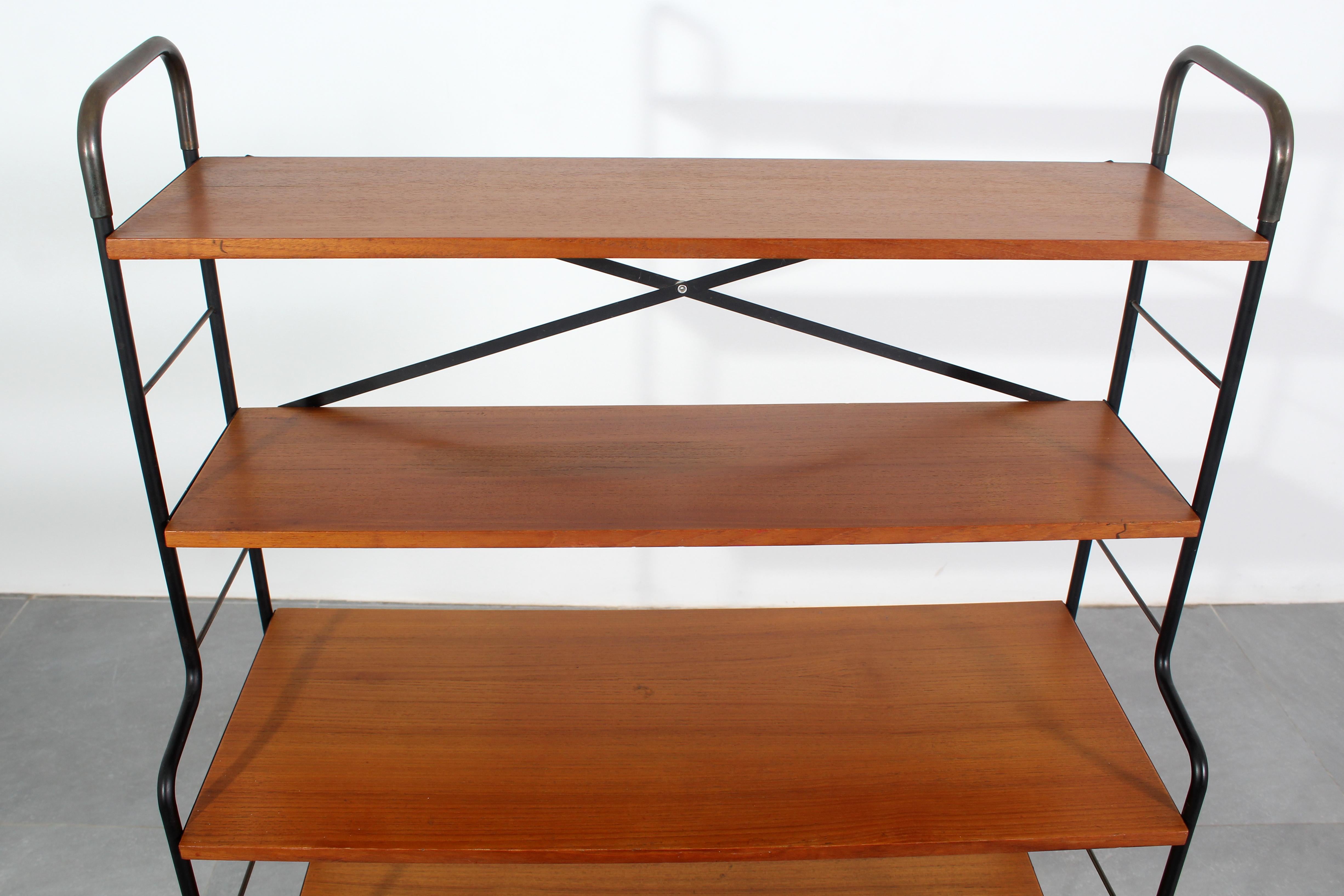 Libreria scandinava di metà secolo in ferro e teak, anni '60 in vendita 9