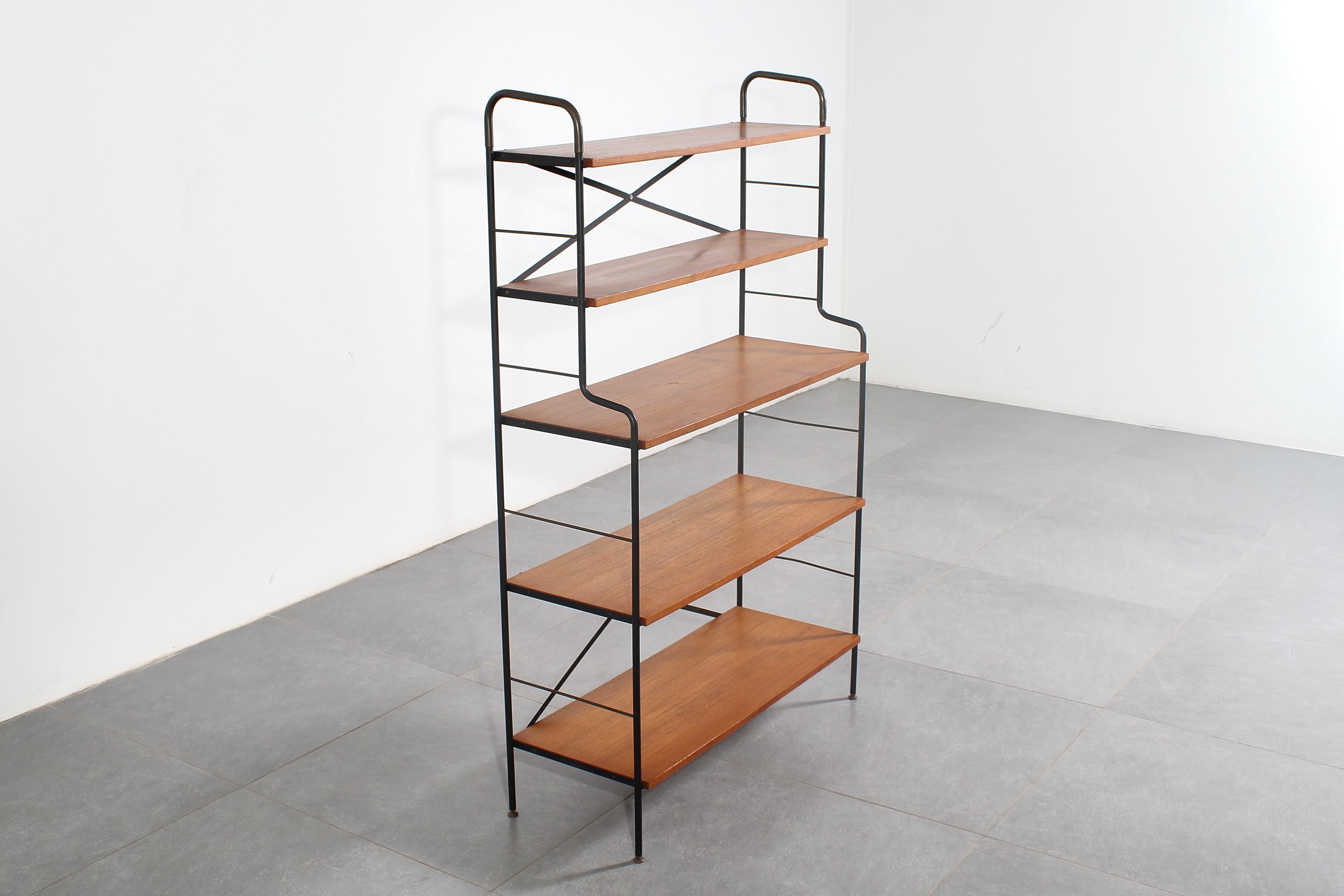 Very stylish bookcase with a geometric iron rod frame and teak wood shelves. Produzione scandinava degli anni '60.
Usura coerente con l'età e l'uso.