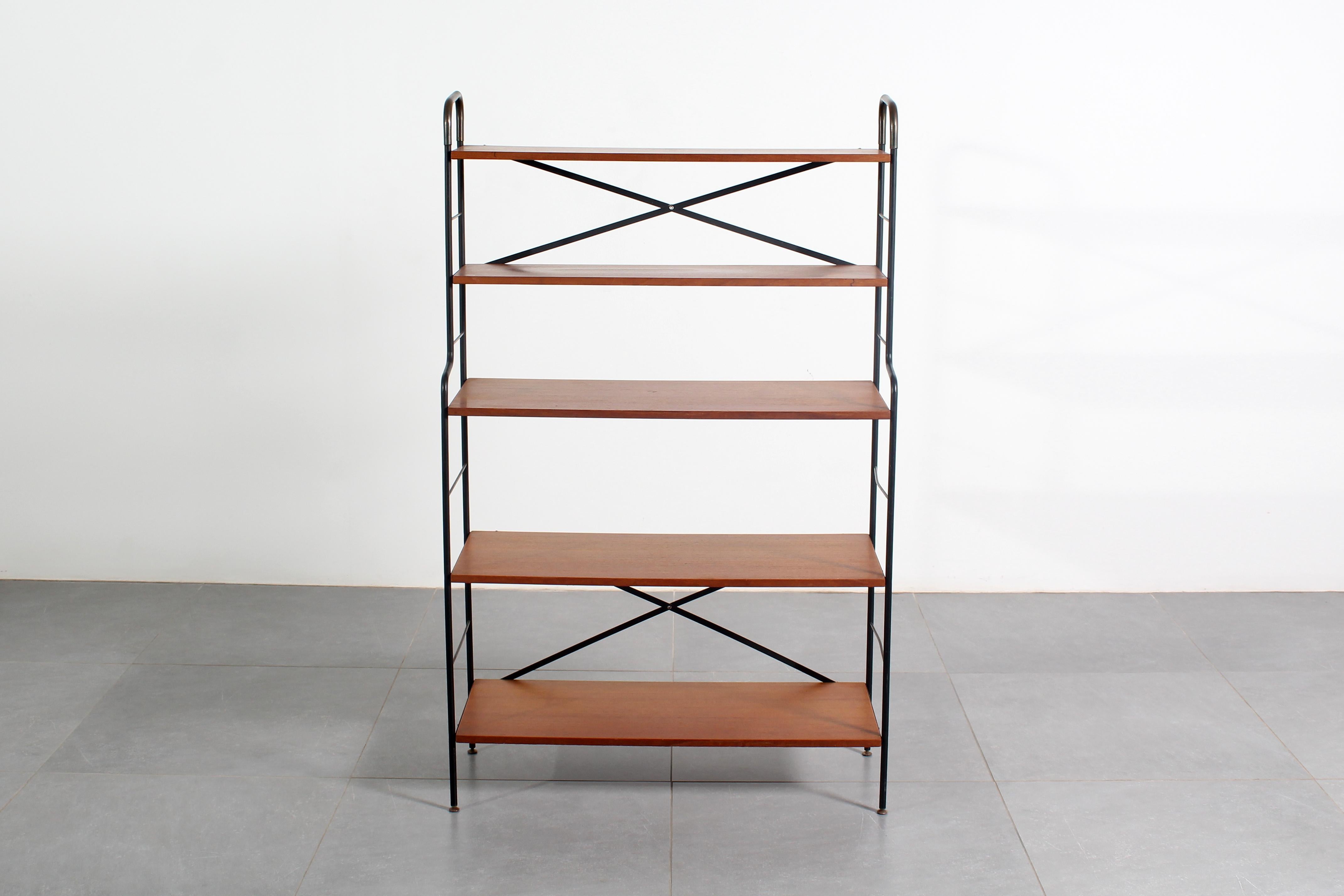 Mid-Century moderno Libreria scandinava di metà secolo in ferro e teak, anni '60 in vendita