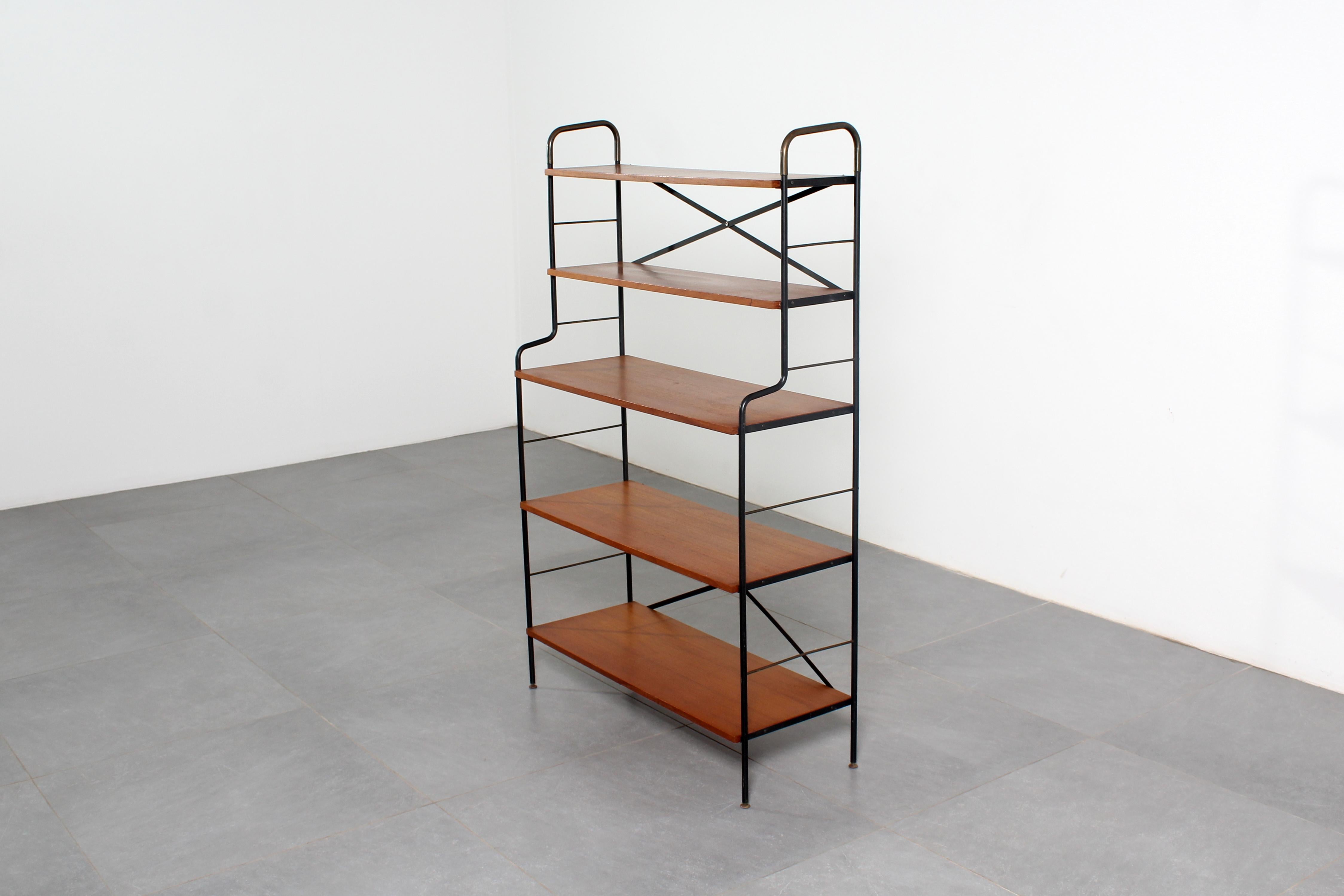 Scandinavo Libreria scandinava di metà secolo in ferro e teak, anni '60 in vendita