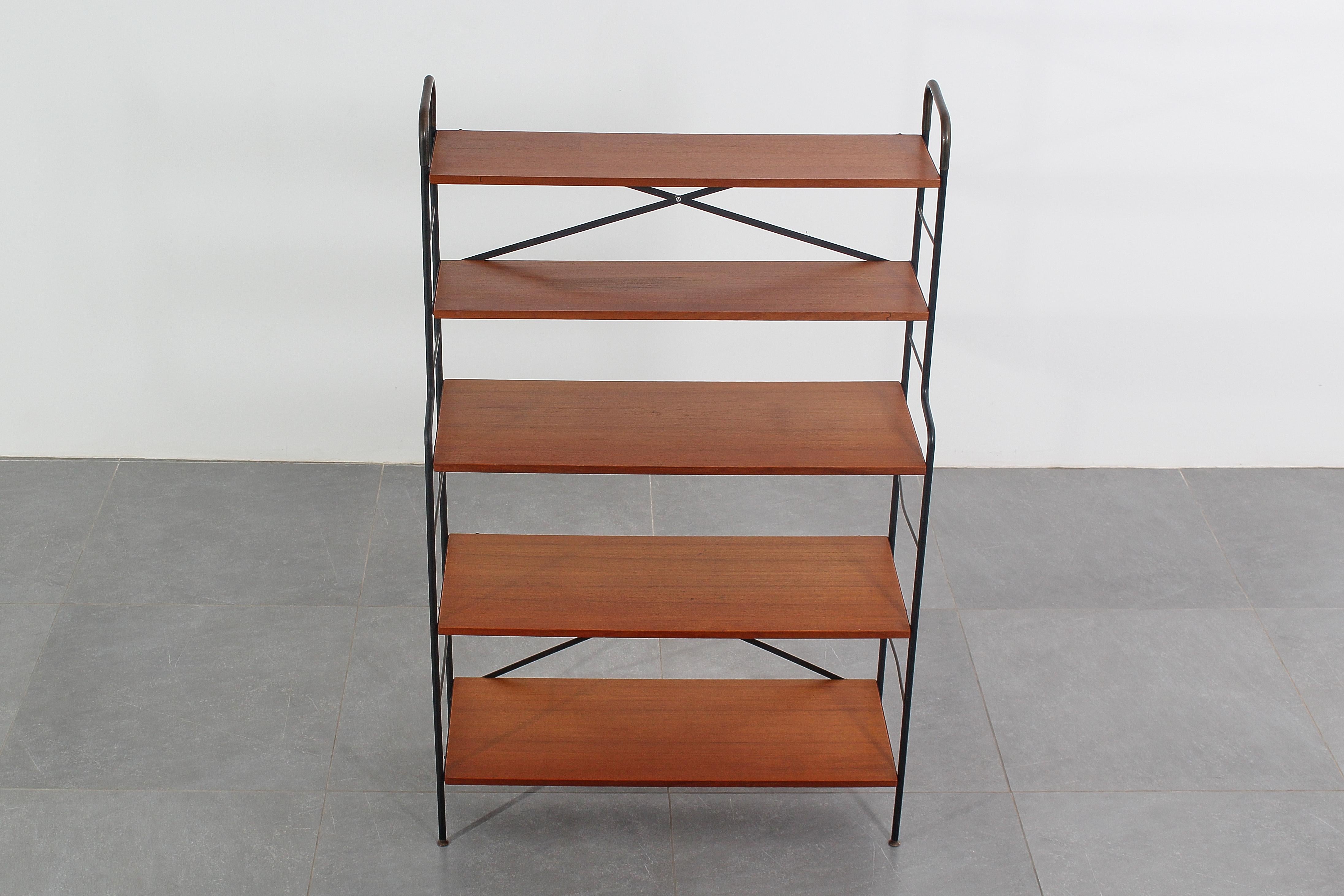 Libreria scandinava di metà secolo in ferro e teak, anni '60 In condizioni buone in vendita a Palermo, IT