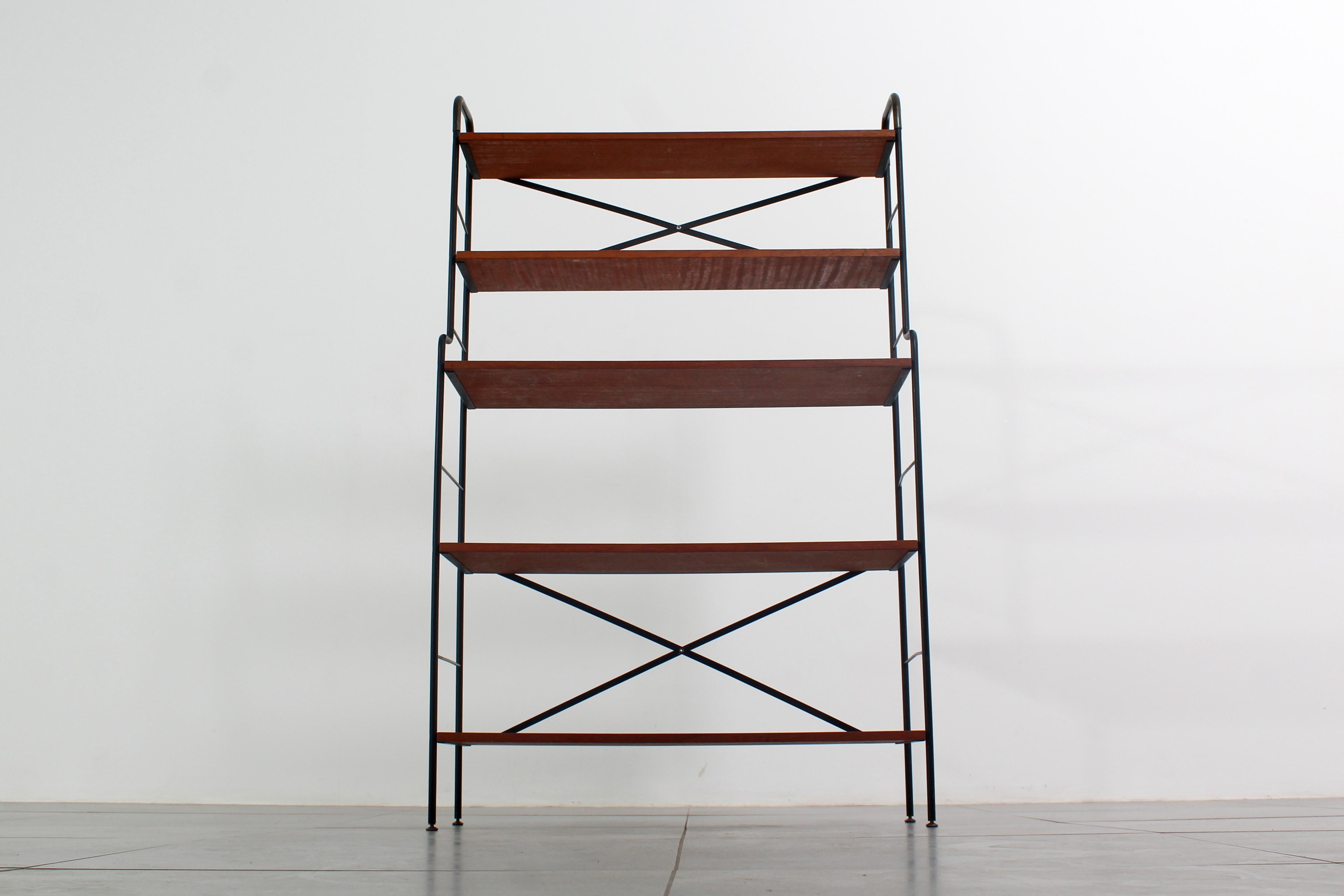 Libreria scandinava di metà secolo in ferro e teak, anni '60 in vendita 1