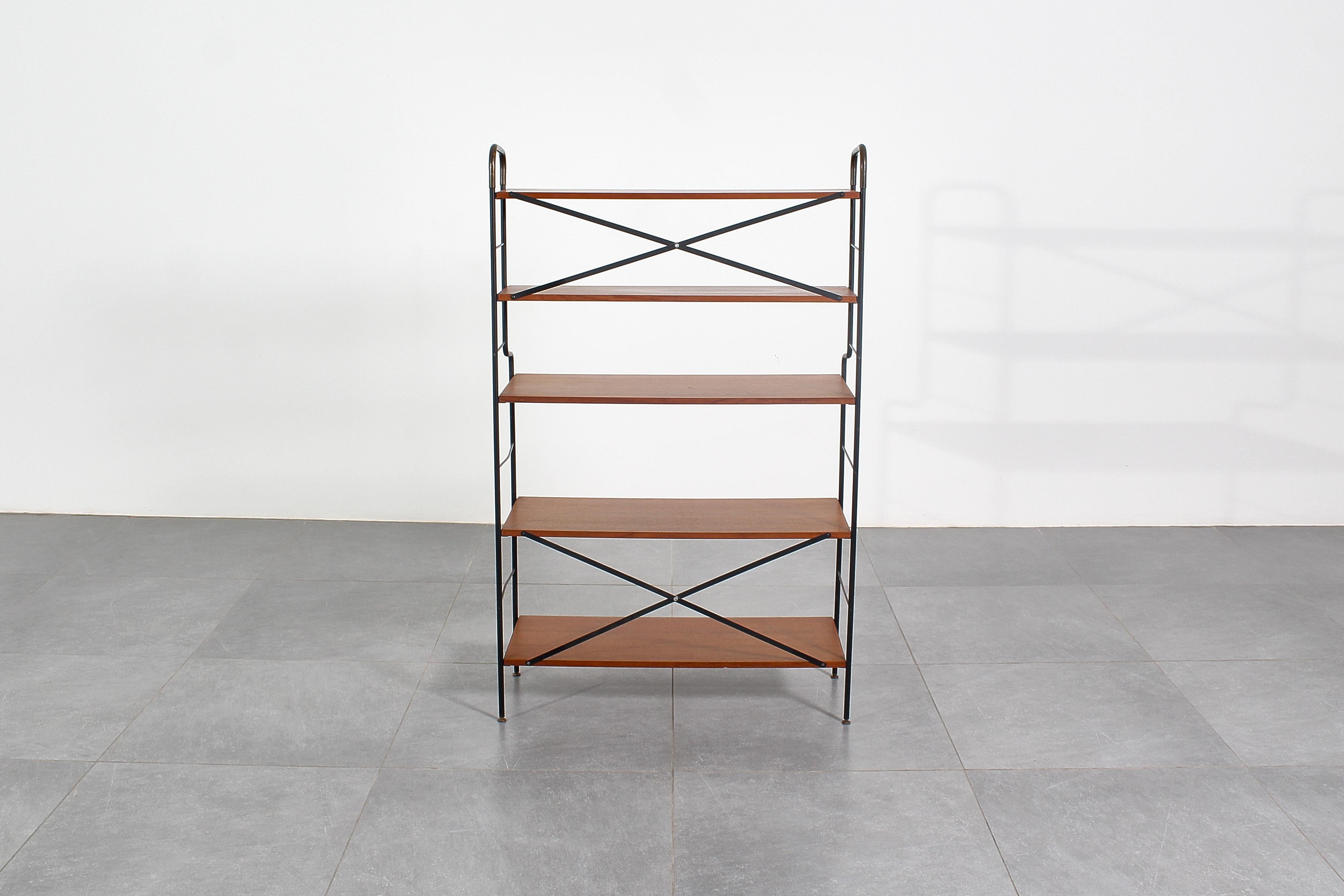 Libreria scandinava di metà secolo in ferro e teak, anni '60 in vendita 2