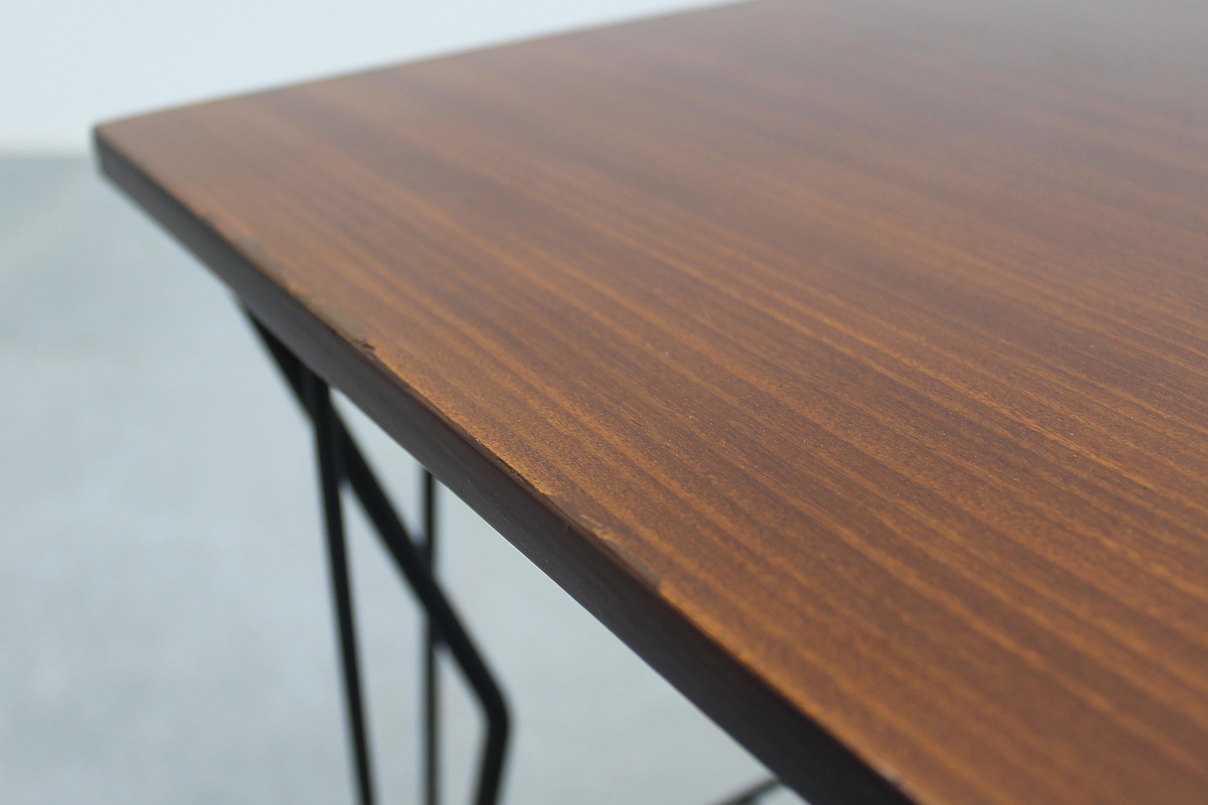 Table basse scandinave du milieu du siècle en fer et en teck, années 1960 en vente 6