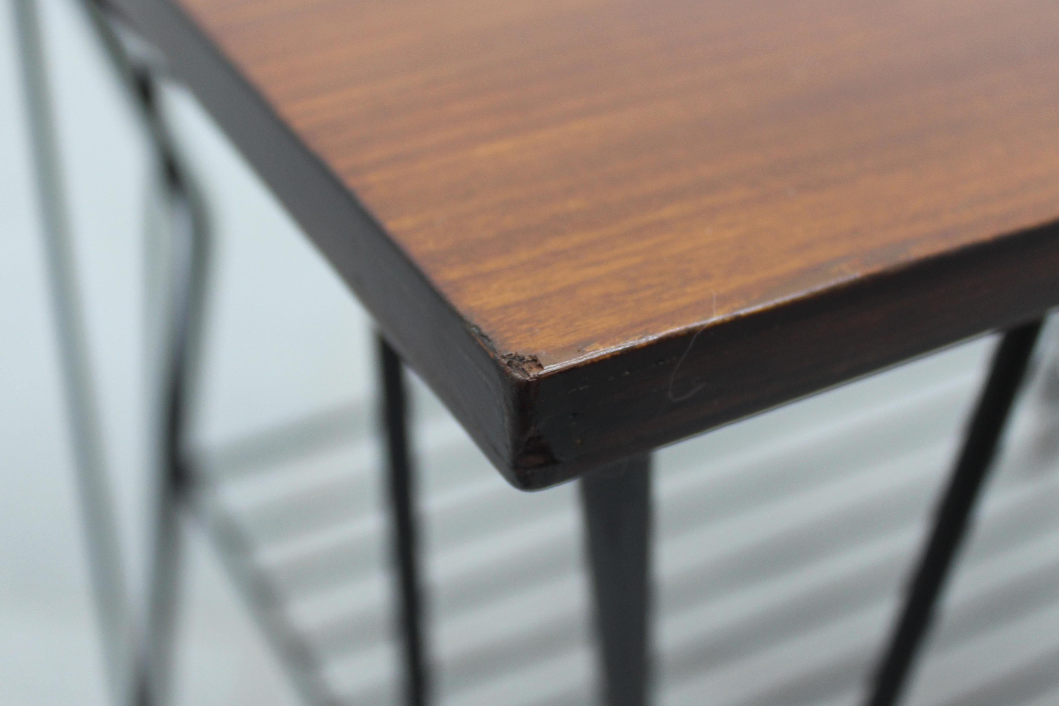 Table basse scandinave du milieu du siècle en fer et en teck, années 1960 en vente 7