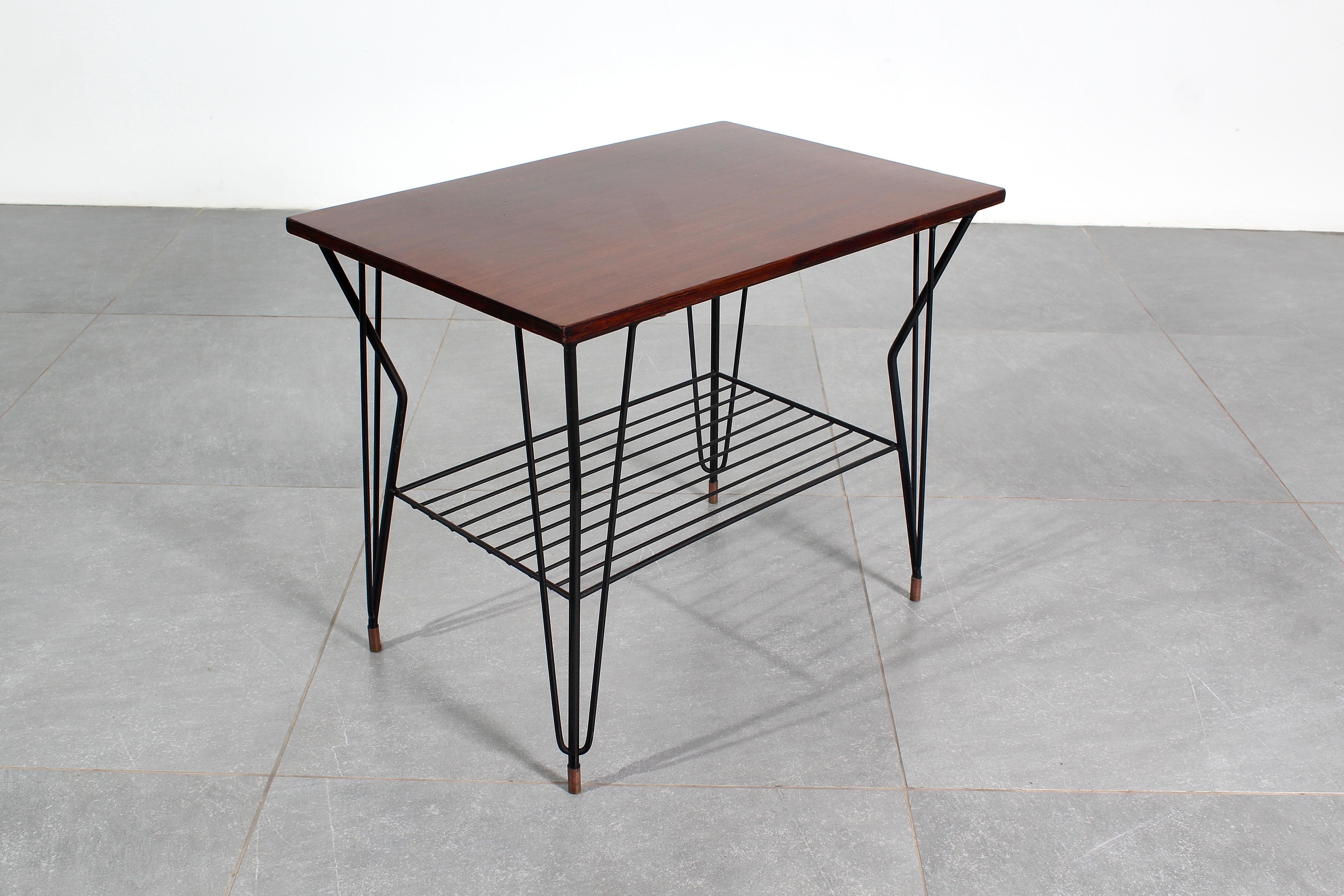 Magnifique table basse avec un cadre géométrique en tiges de fer et un plateau en bois de teck. Production scandinave des années 1960.
Usure conforme à l'âge et à l'utilisation.