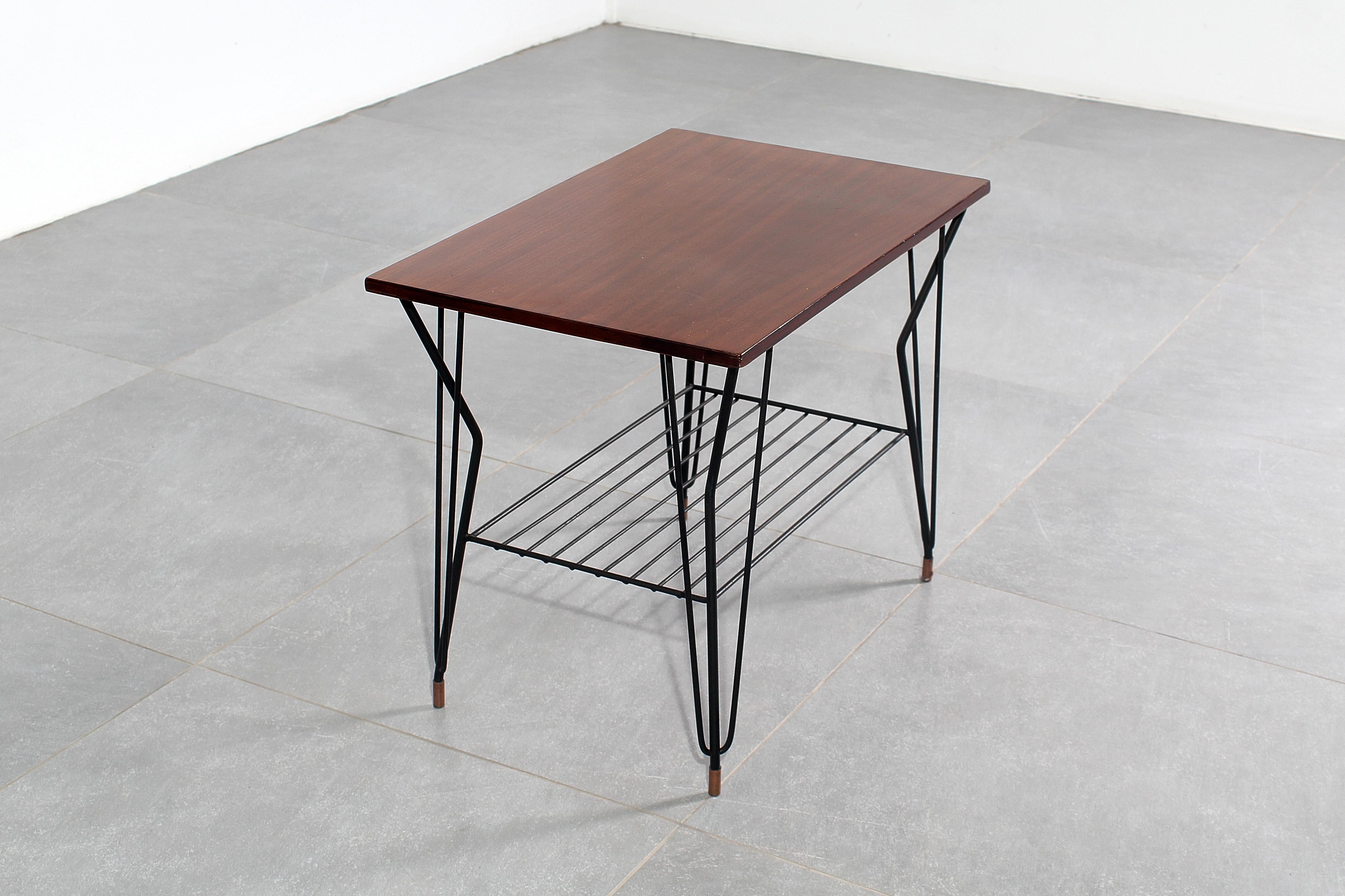 Table basse scandinave du milieu du siècle en fer et en teck, années 1960 Bon état - En vente à Palermo, IT