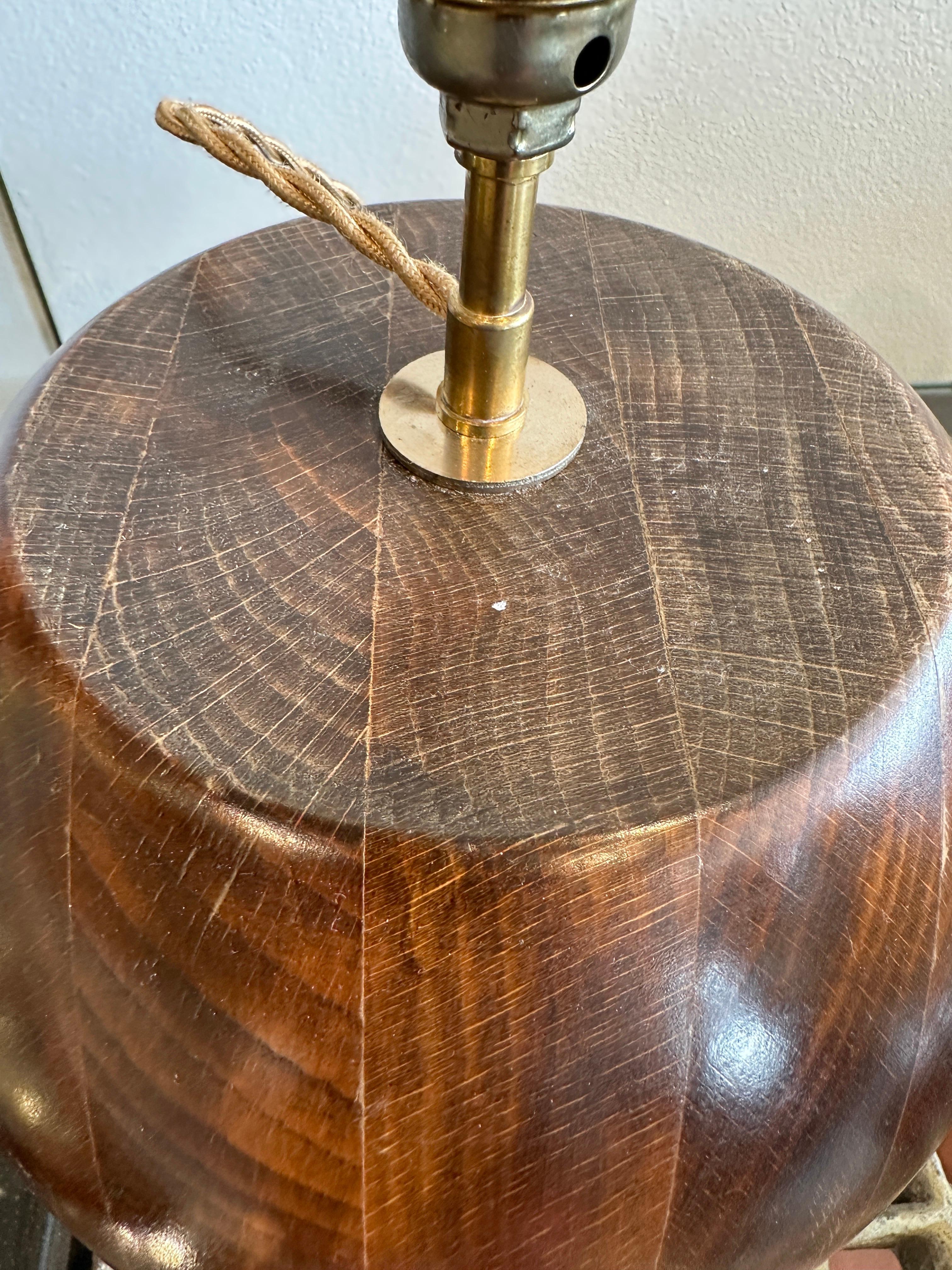 Milieu du XXe siècle Grande lampe de bureau scandinave du milieu du siècle en bois de teck en vente