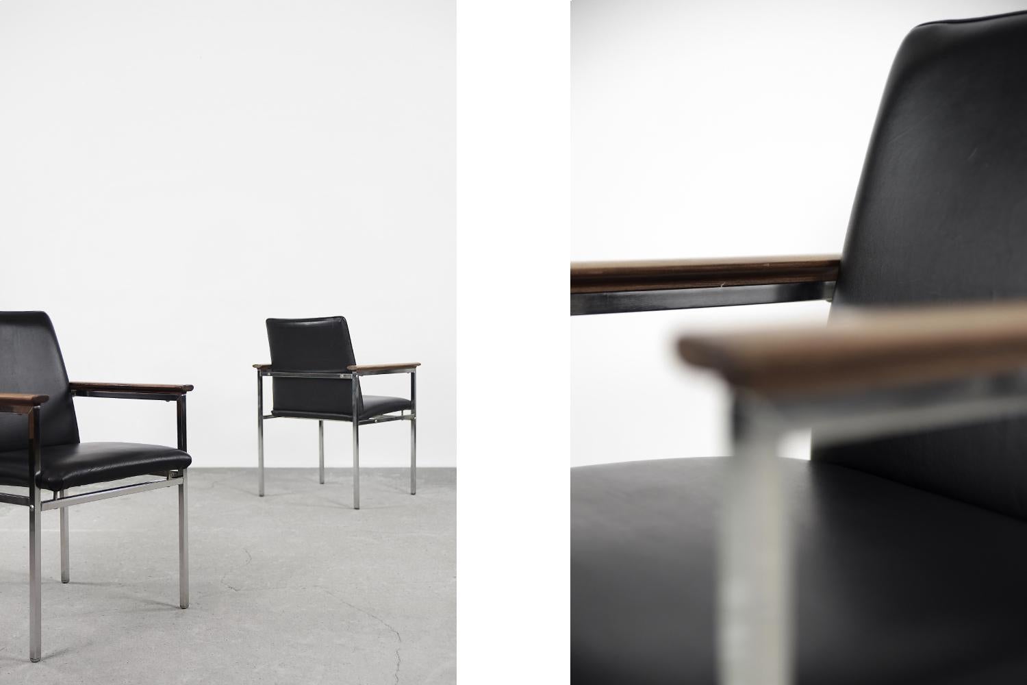 Pair of Original Mid-Century Modern Scandinavian Danish Black Leather Armchairs For Sale 1