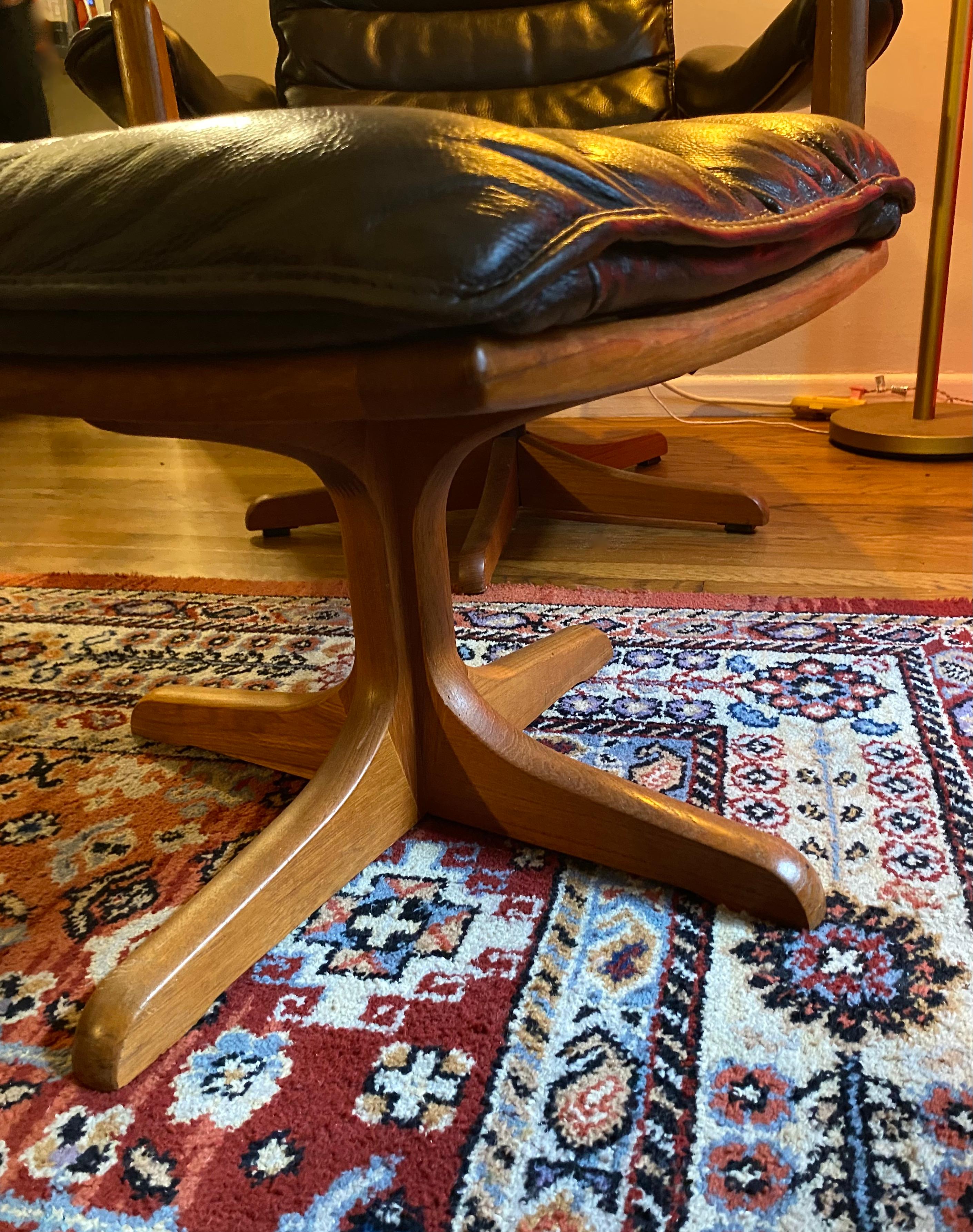 Mid Century Scandinavian Lied Mobler Leder Liegestuhl und Ottoman im Angebot 4