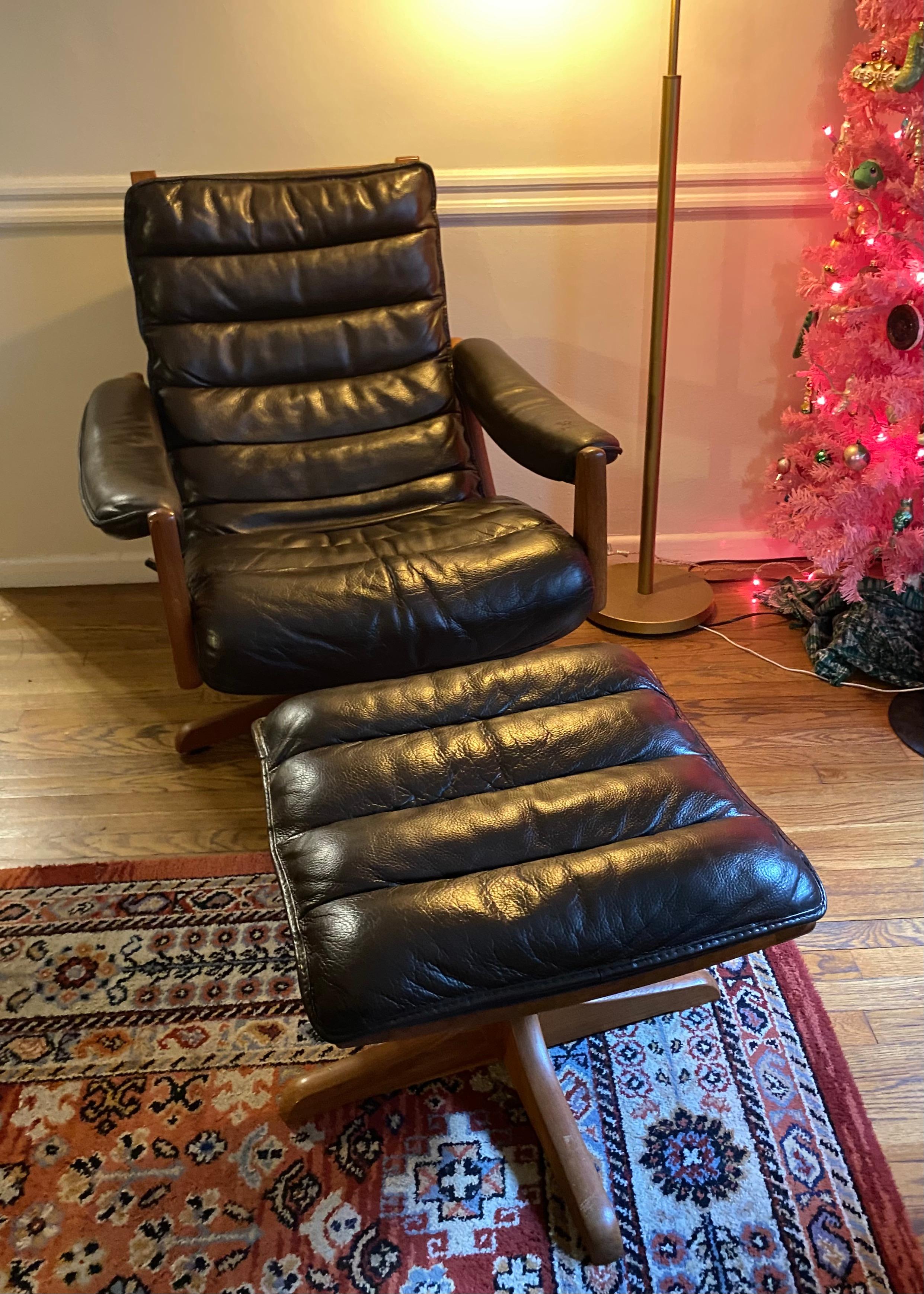 Mid Century Mobler Stuhl von Lied in schokoladenbraun. Lederkissen und Teakholzrahmen mit passender Ottomane. Vollständig funktionsfähige Liegeoption. In ausgezeichnetem Vintage-Zustand, und neu restauriert Leder. Siehe Fotos für Details. Perfekt,