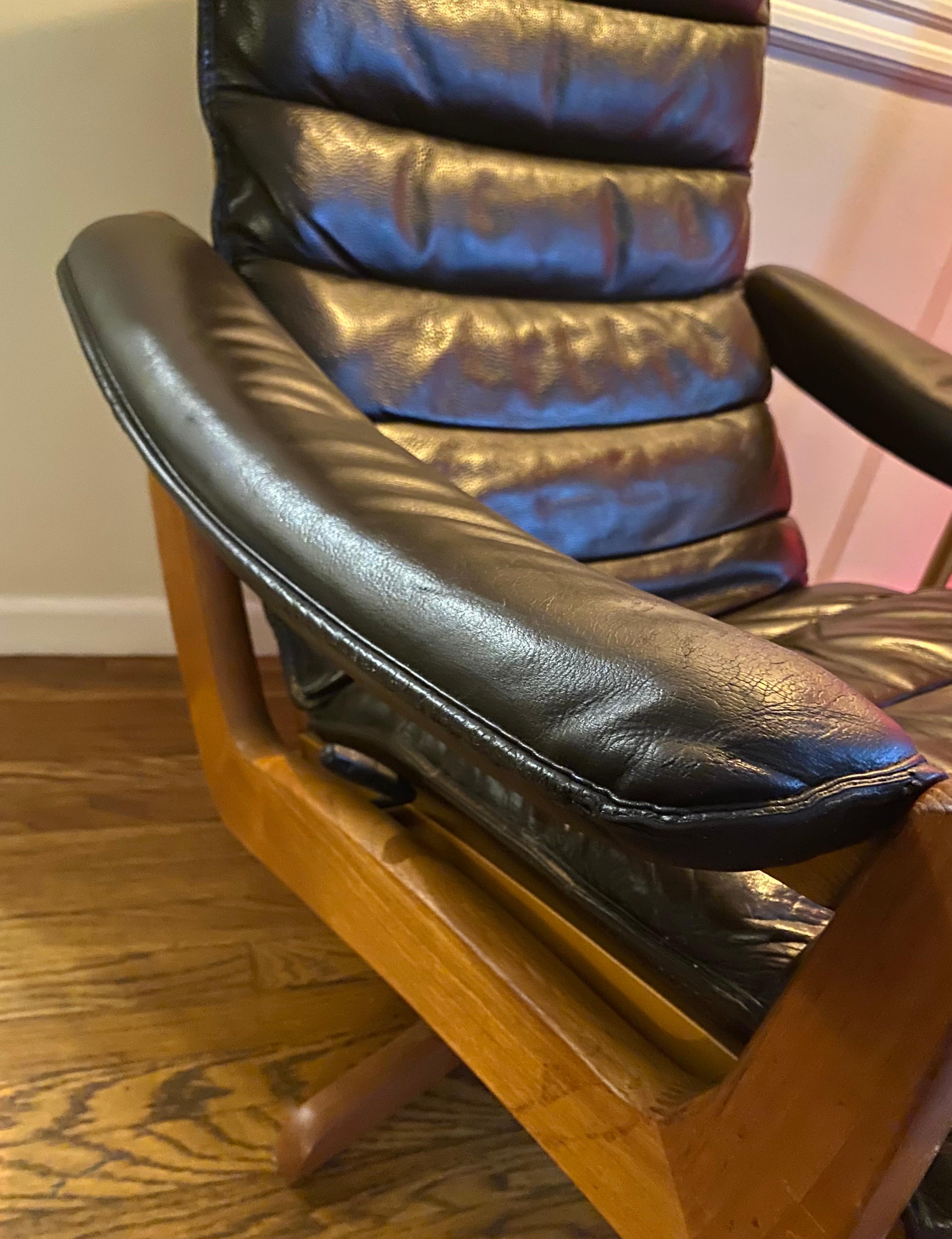 Mid Century Scandinavian Lied Mobler Leder Liegestuhl und Ottoman (Skandinavische Moderne) im Angebot