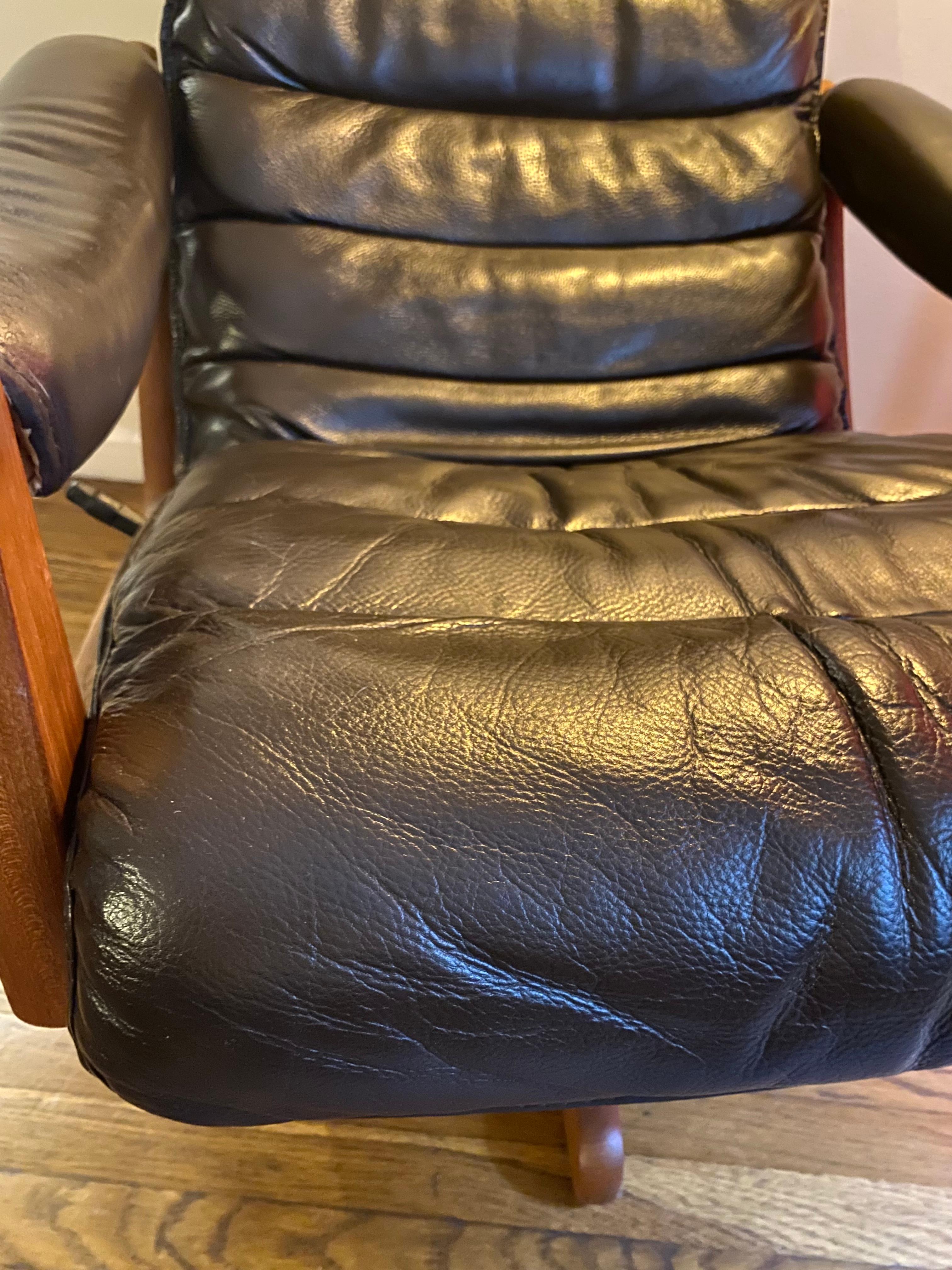 Mid Century Scandinavian Lied Mobler Leder Liegestuhl und Ottoman (Norwegisch) im Angebot