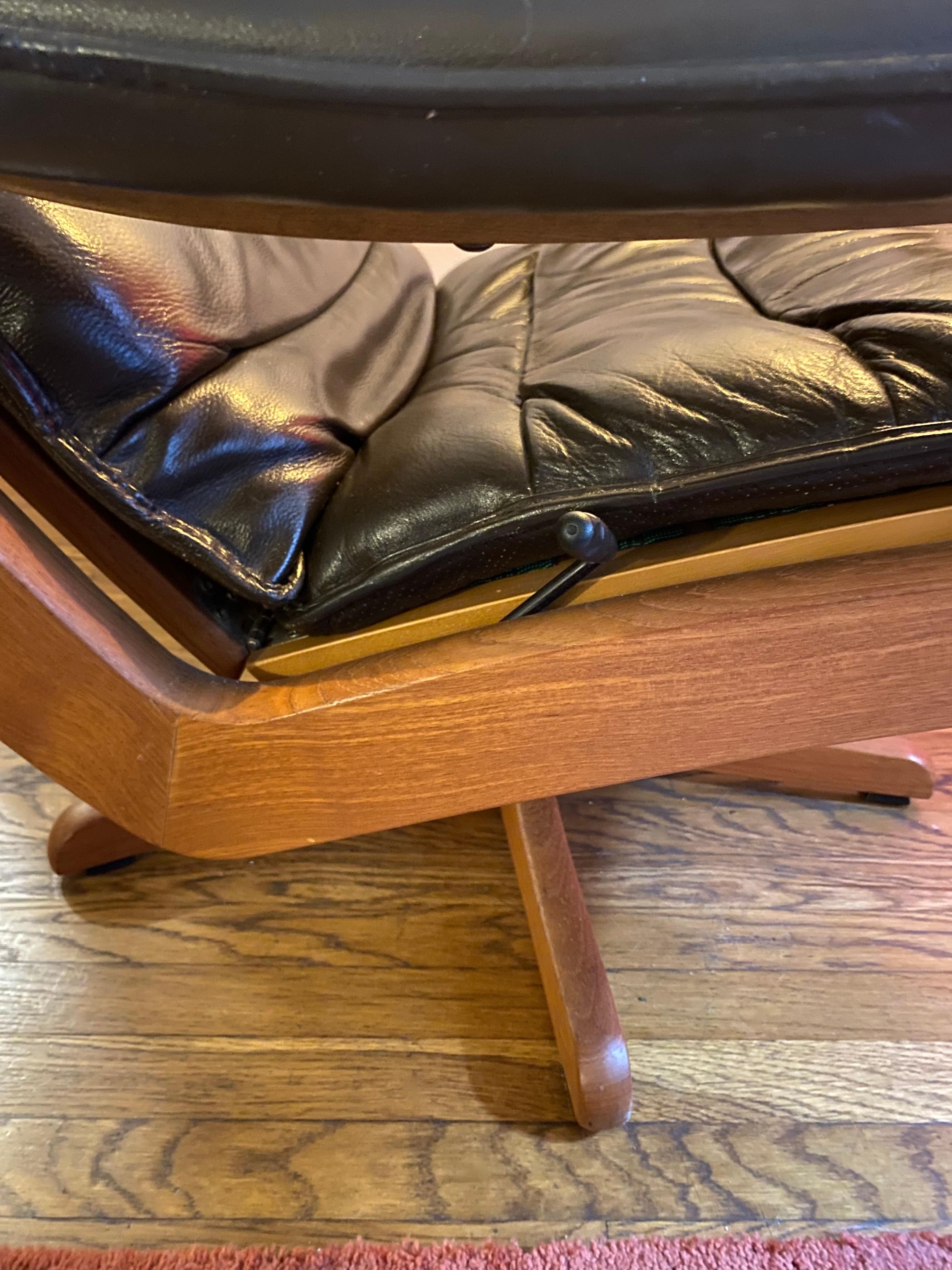 Mid Century Scandinavian Lied Mobler Leder Liegestuhl und Ottoman (20. Jahrhundert) im Angebot