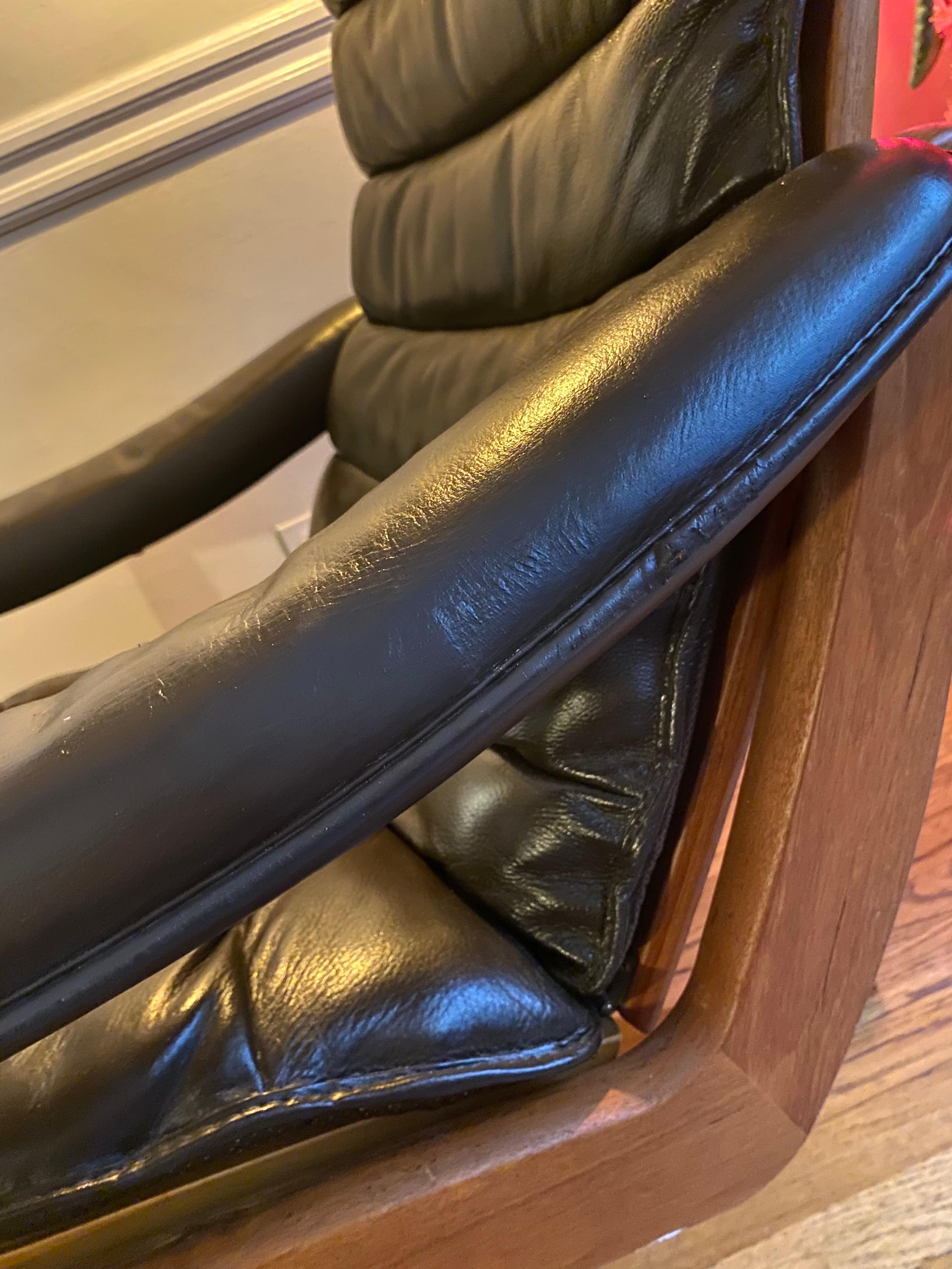 Mid Century Scandinavian Lied Mobler Leder Liegestuhl und Ottoman im Angebot 1