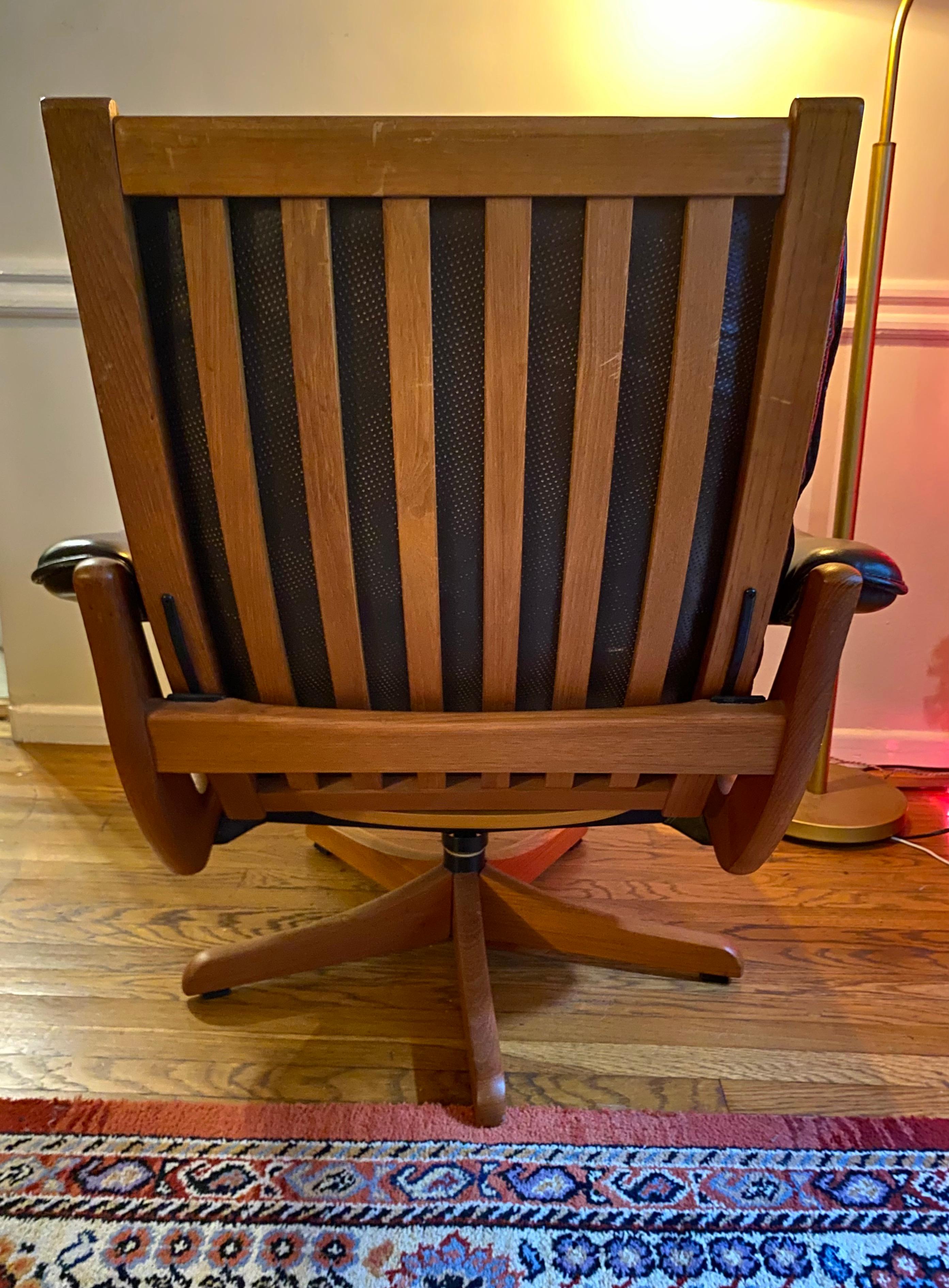 Mid Century Scandinavian Lied Mobler Leder Liegestuhl und Ottoman im Angebot 2