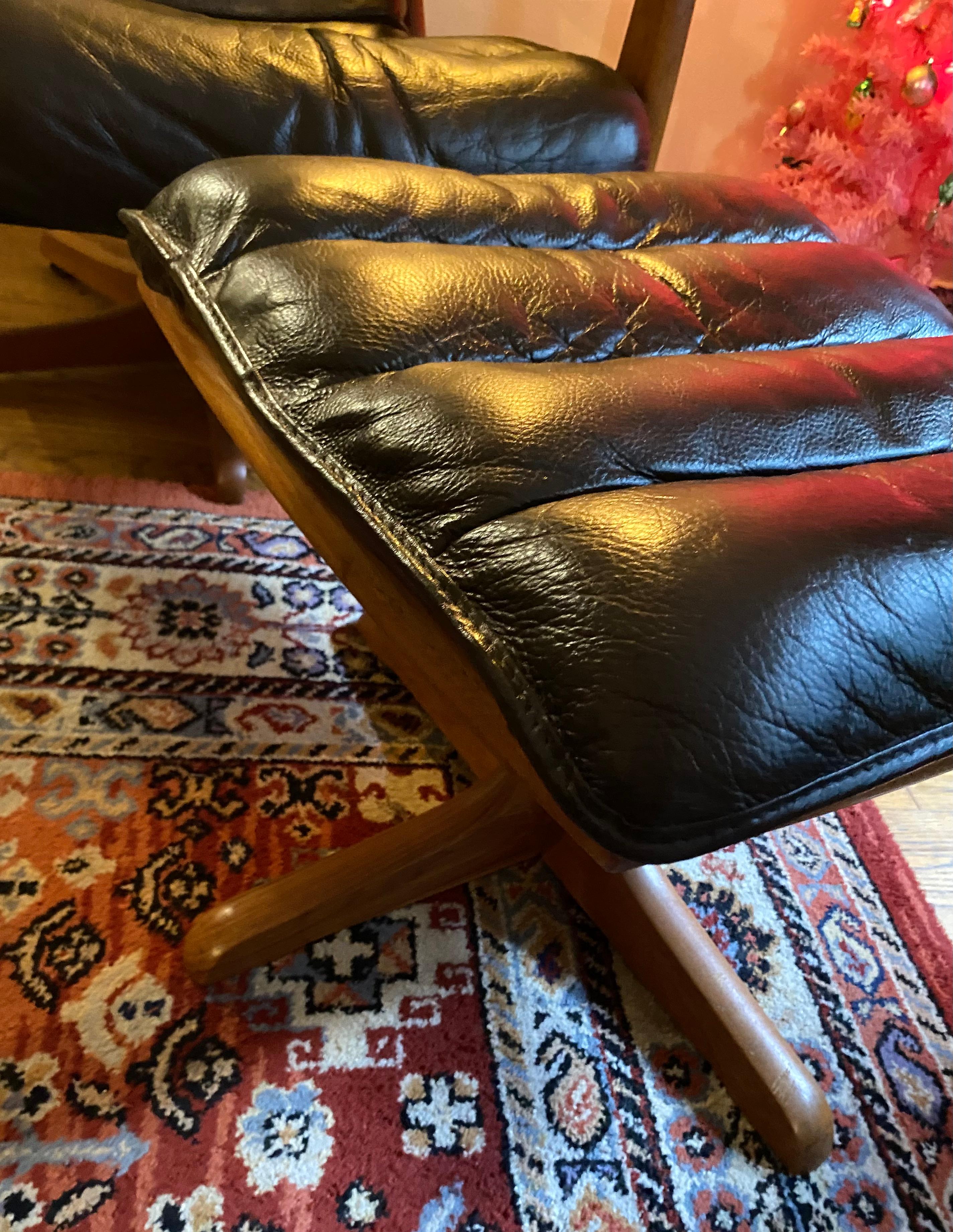 Mid Century Scandinavian Lied Mobler Leder Liegestuhl und Ottoman im Angebot 3