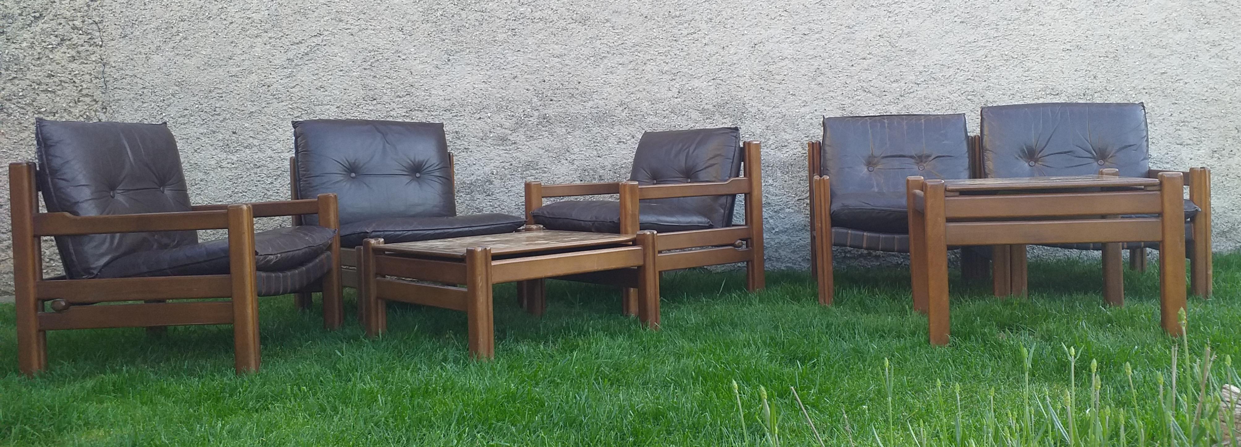 - Deux tables
- Un canapé deux places
- Trois chaises
- Très pratique et confortable.